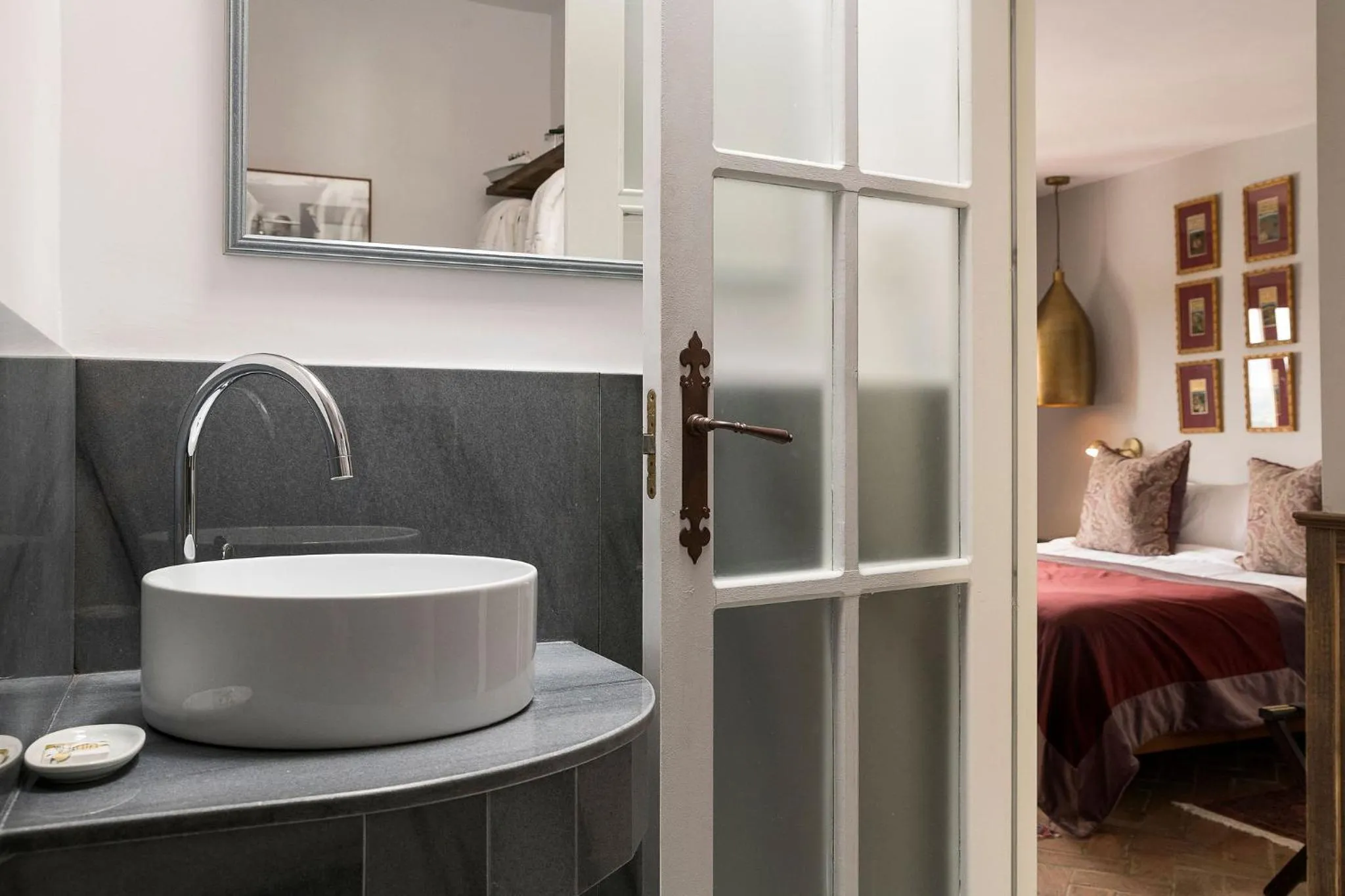 Bathroom, Bed in Hotel La Casa del Califa