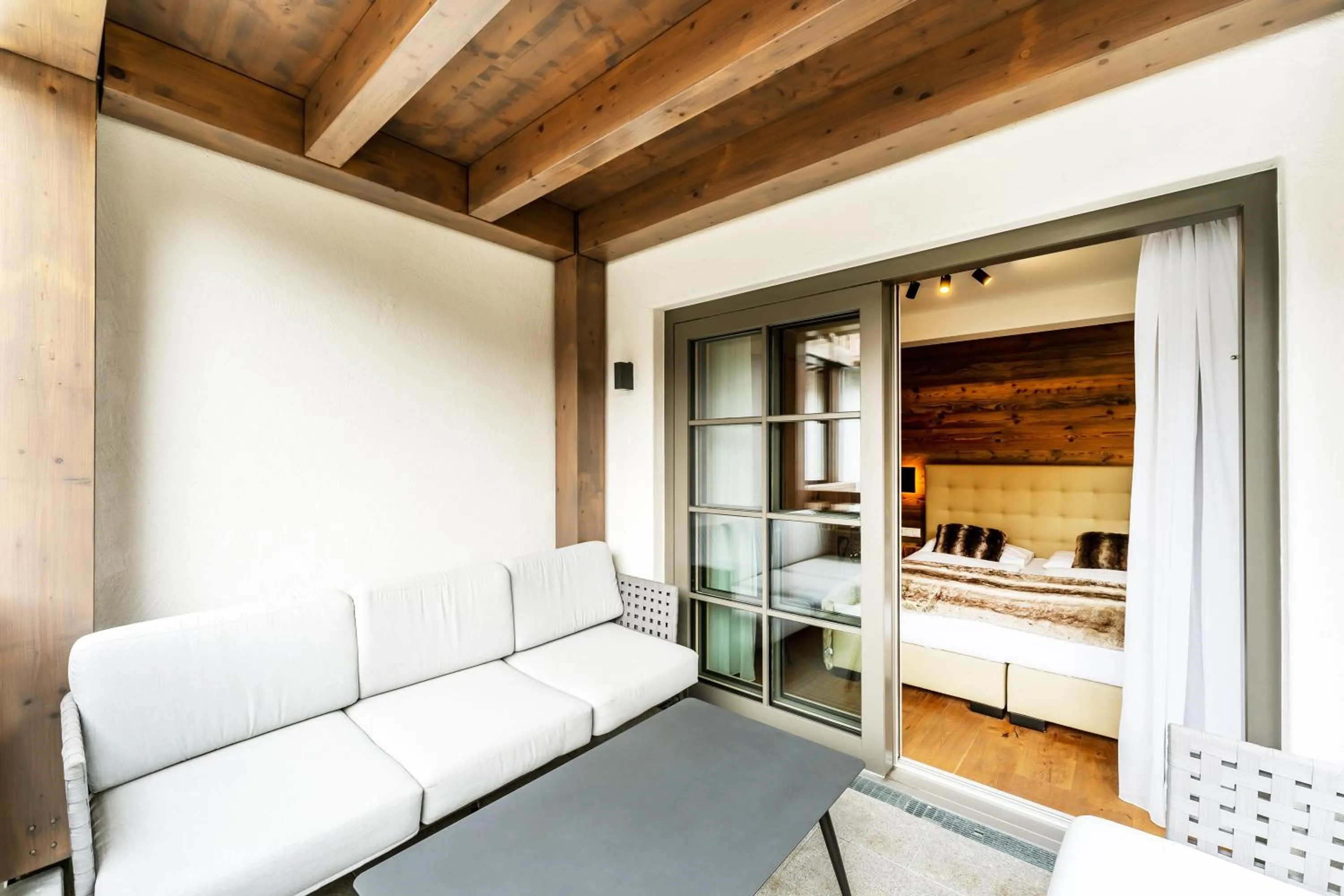 Seating area, Bed in Hotel Bayerischer Hof