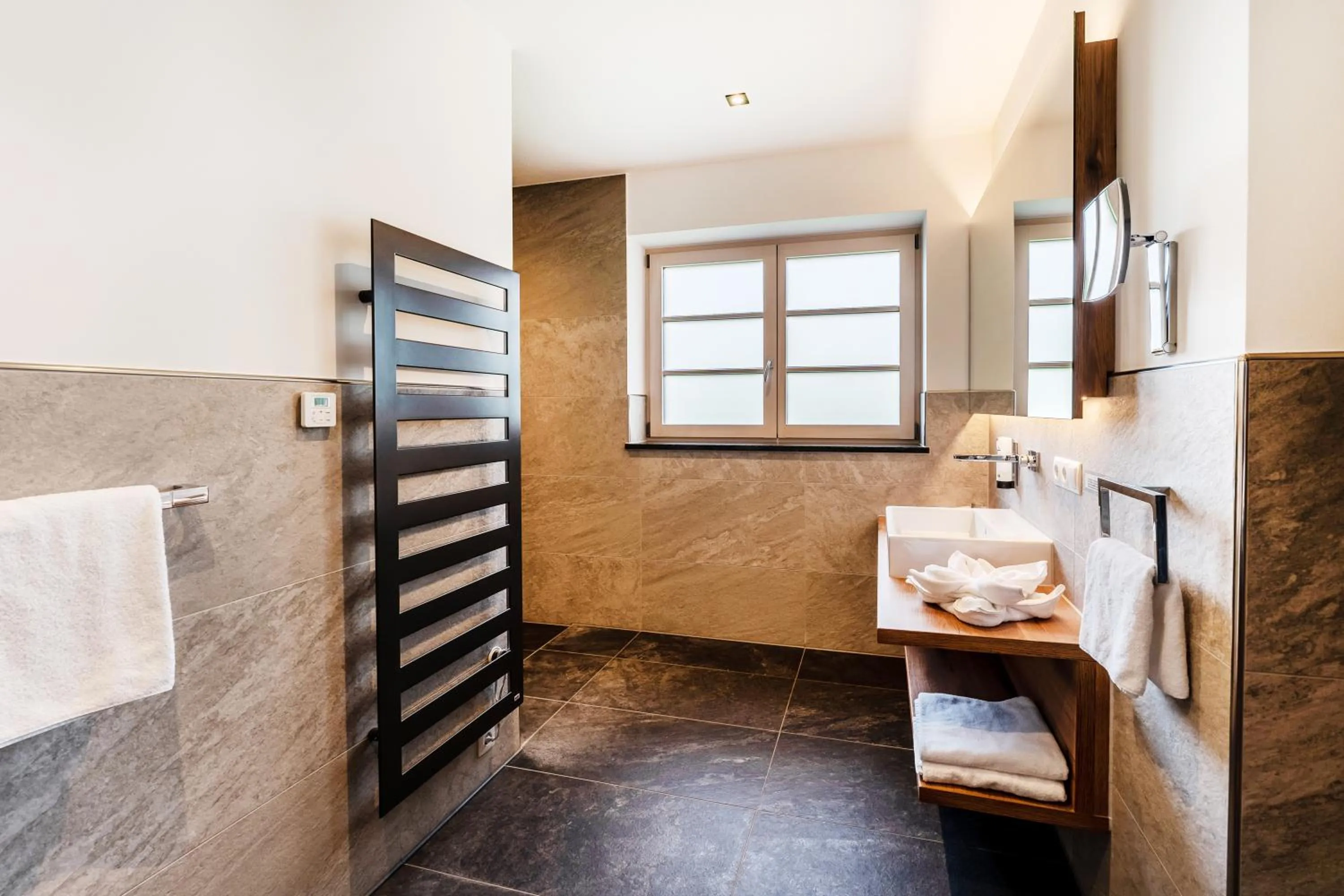 Bathroom, Bed in Hotel Bayerischer Hof