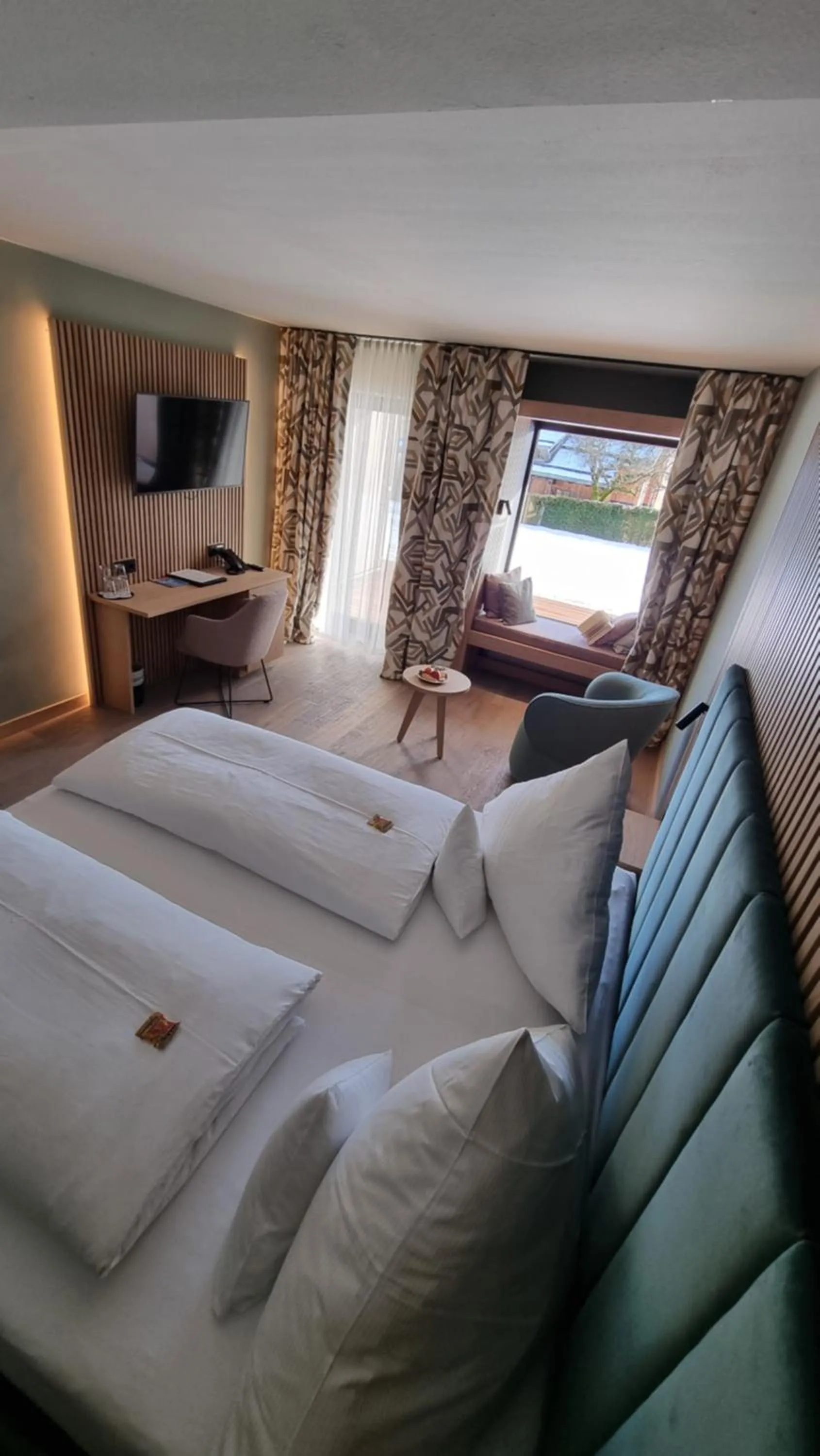 Photo of the whole room, Bed in Hotel Bayerischer Hof