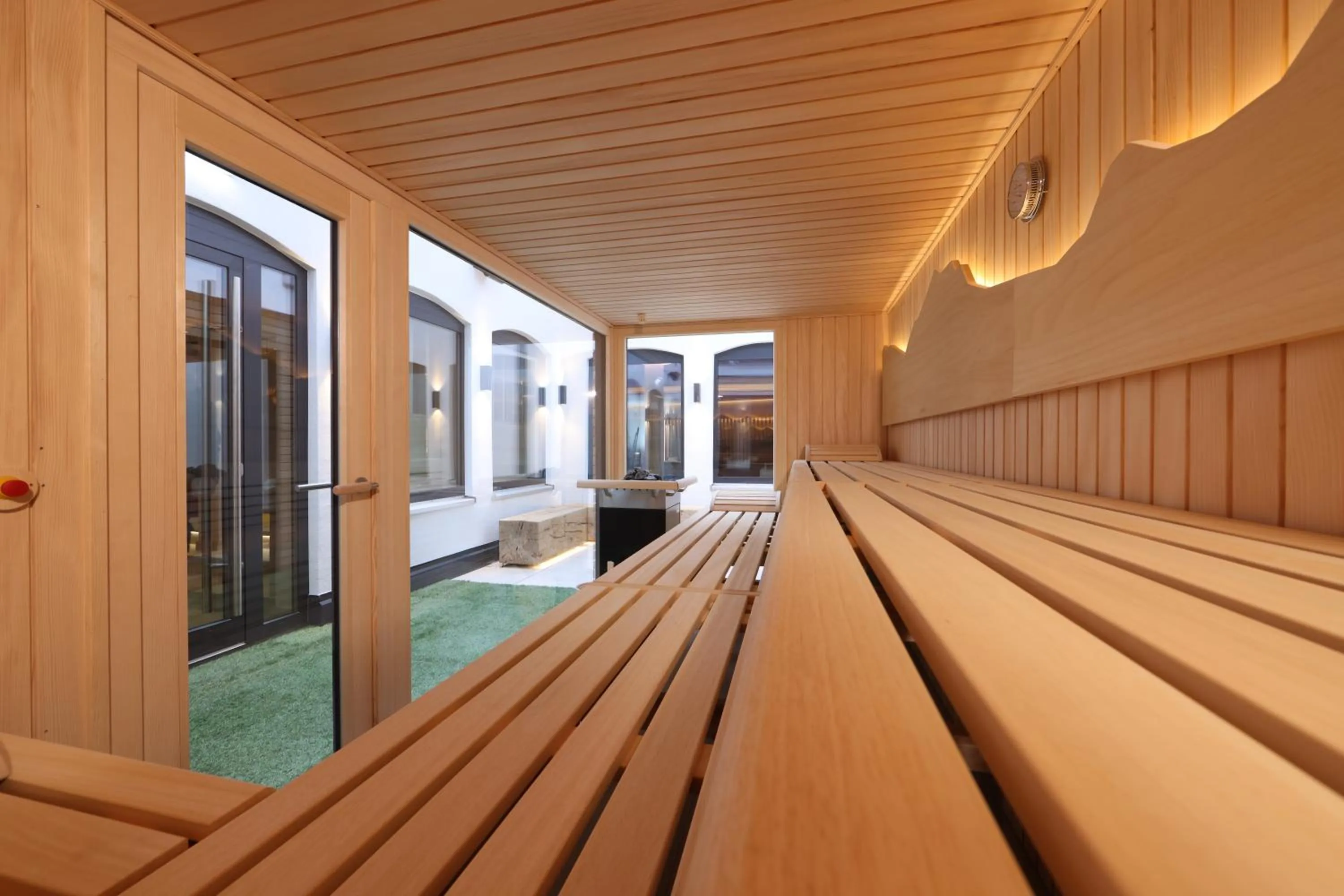 Swimming pool in Hotel Bayerischer Hof