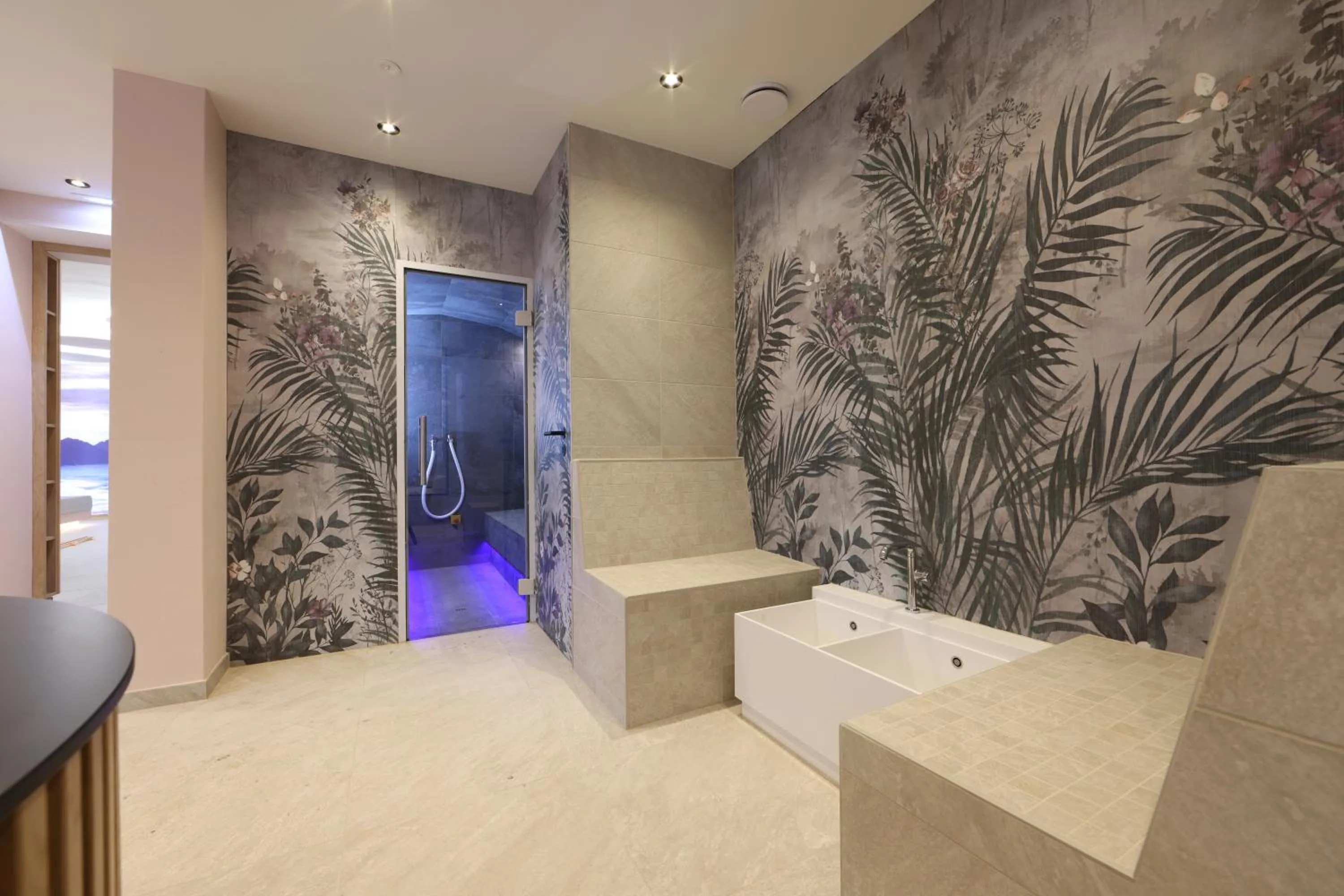 Swimming pool in Hotel Bayerischer Hof