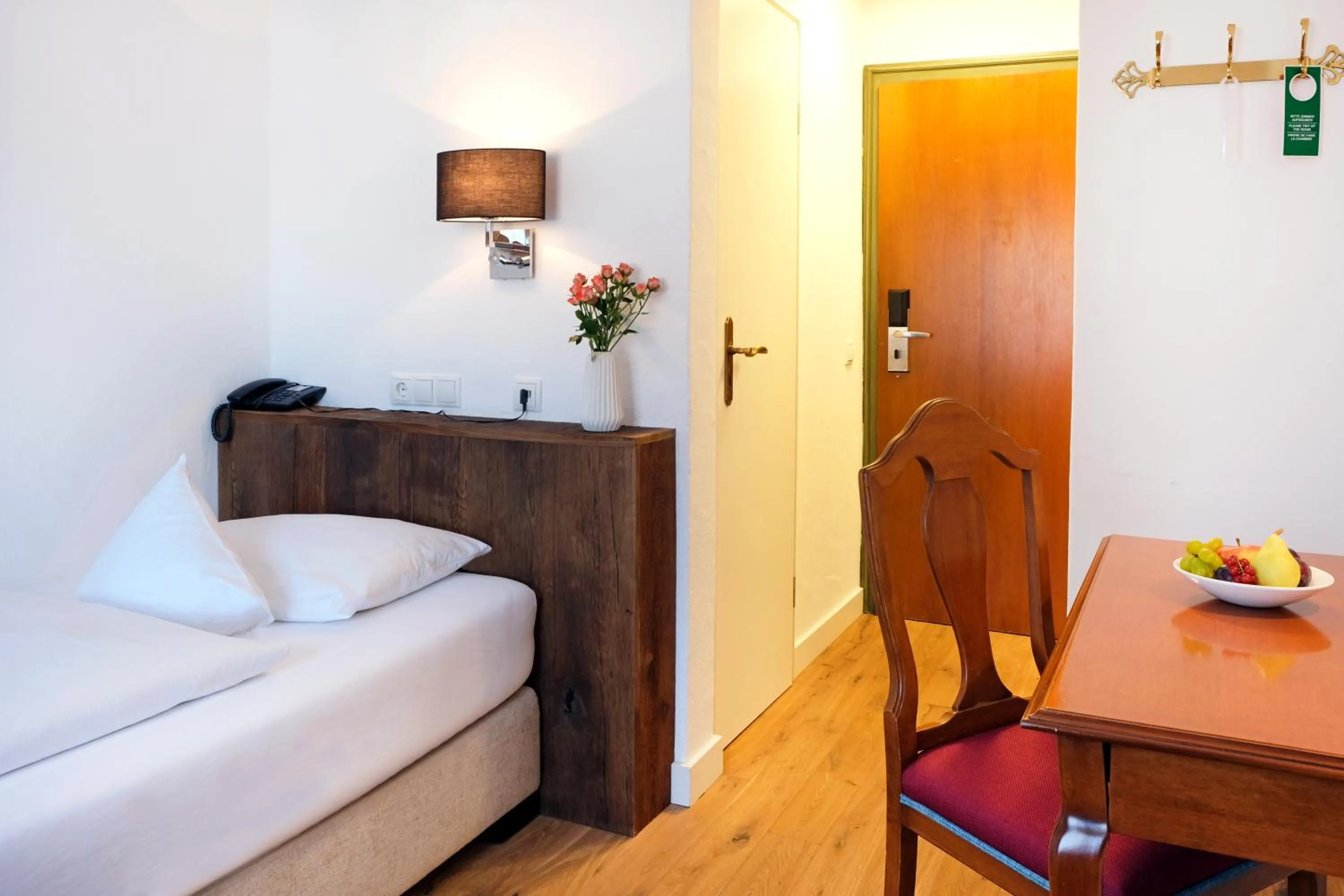 Photo of the whole room, Bed in Hotel Bayerischer Hof