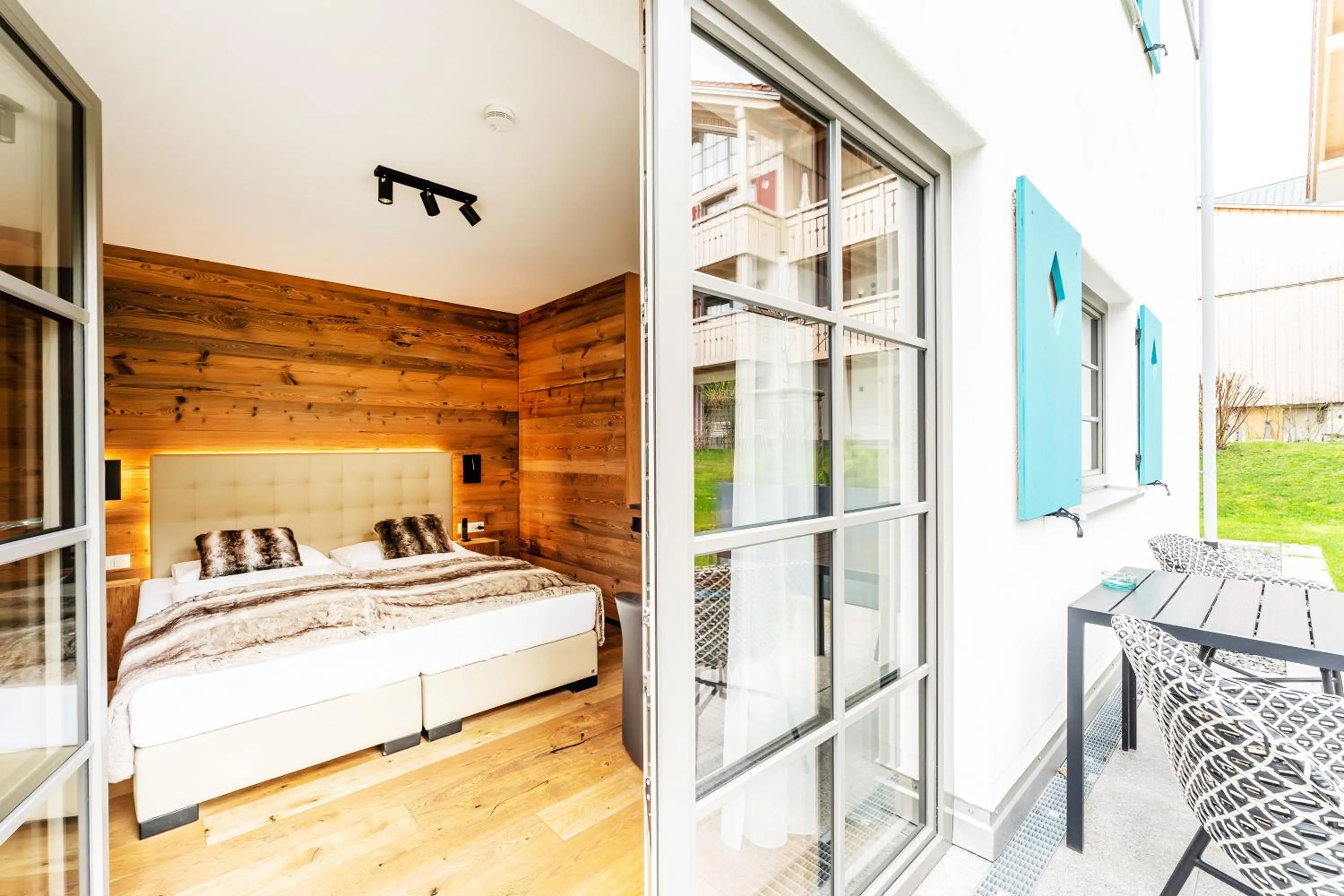 Balcony/Terrace, Bed in Hotel Bayerischer Hof