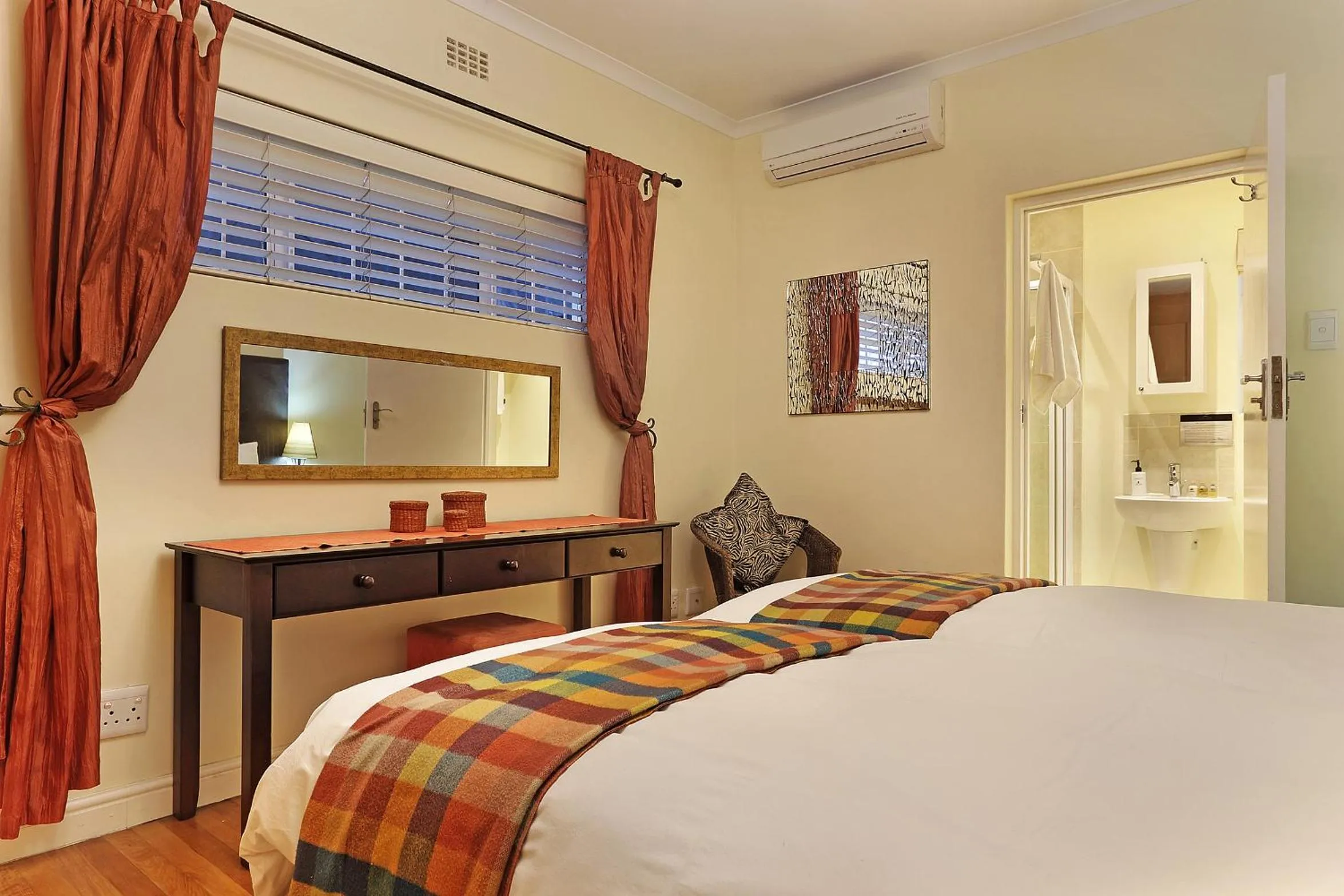 Bedroom, Bed in Merridew Villa