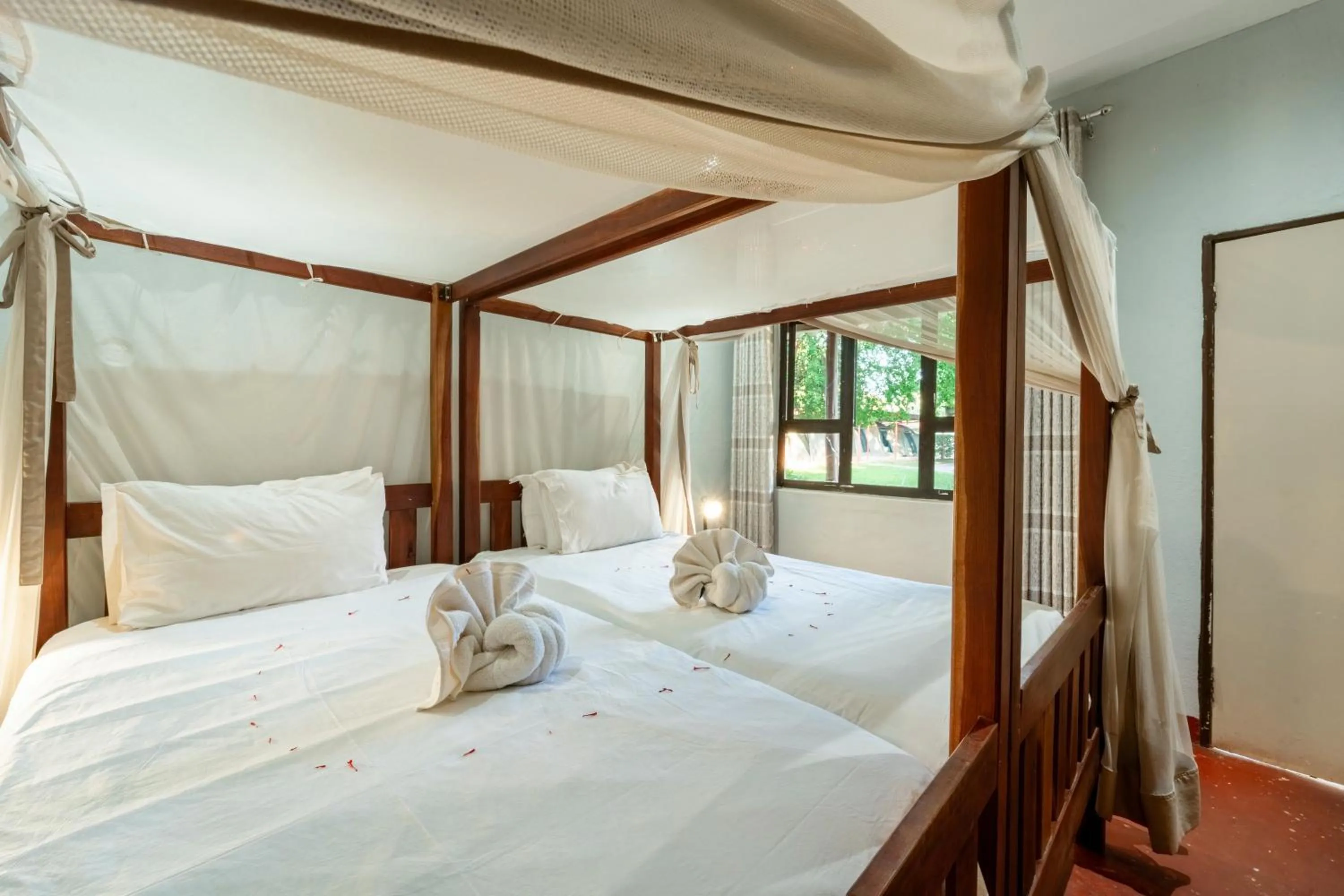 Bedroom, Bed in Shoestrings Backpackers Lodge Vic Falls