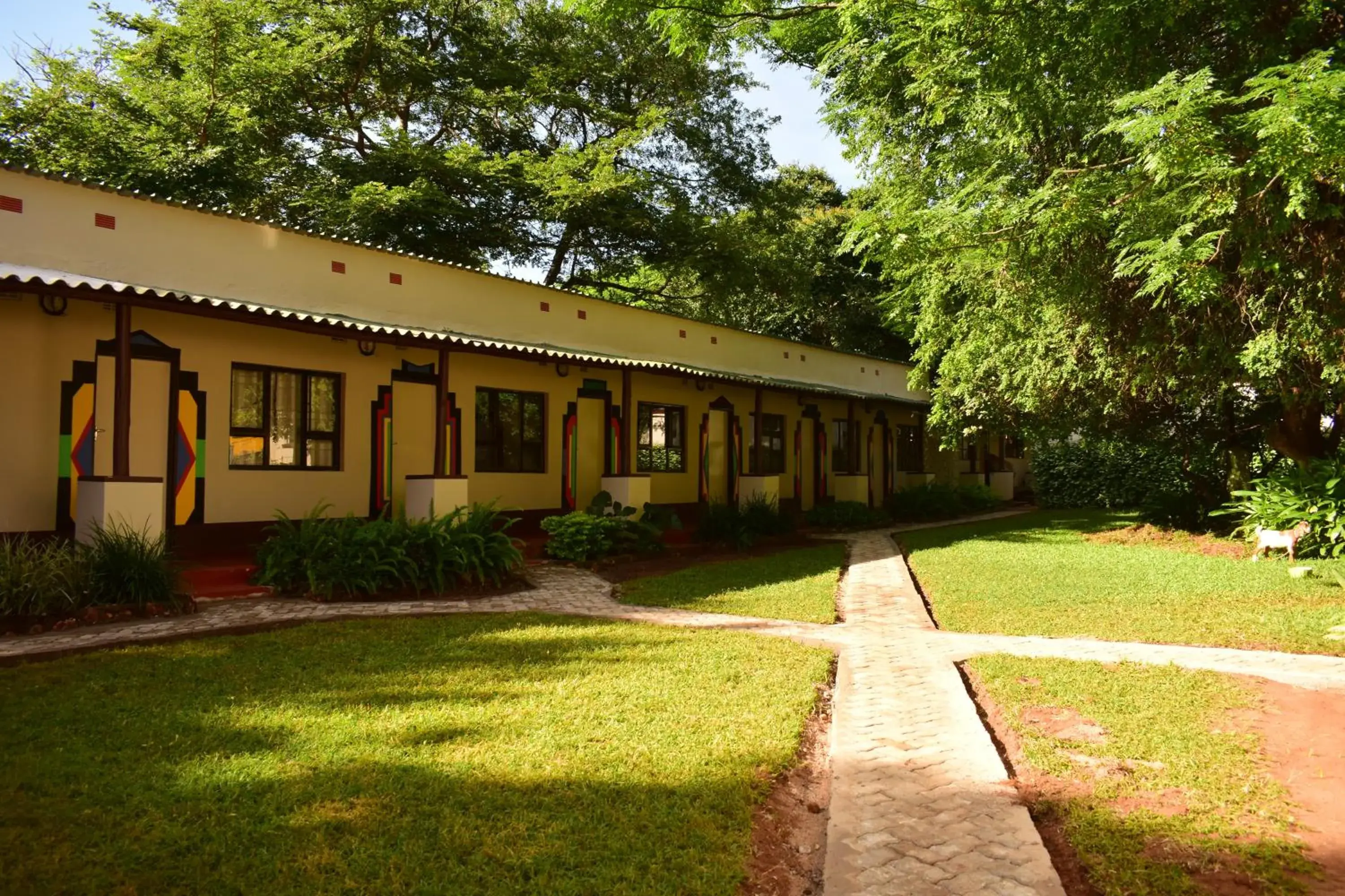 Property building in Shoestrings Backpackers Lodge Vic Falls Property building in Shoestrings Backpackers Lodge Vic Falls