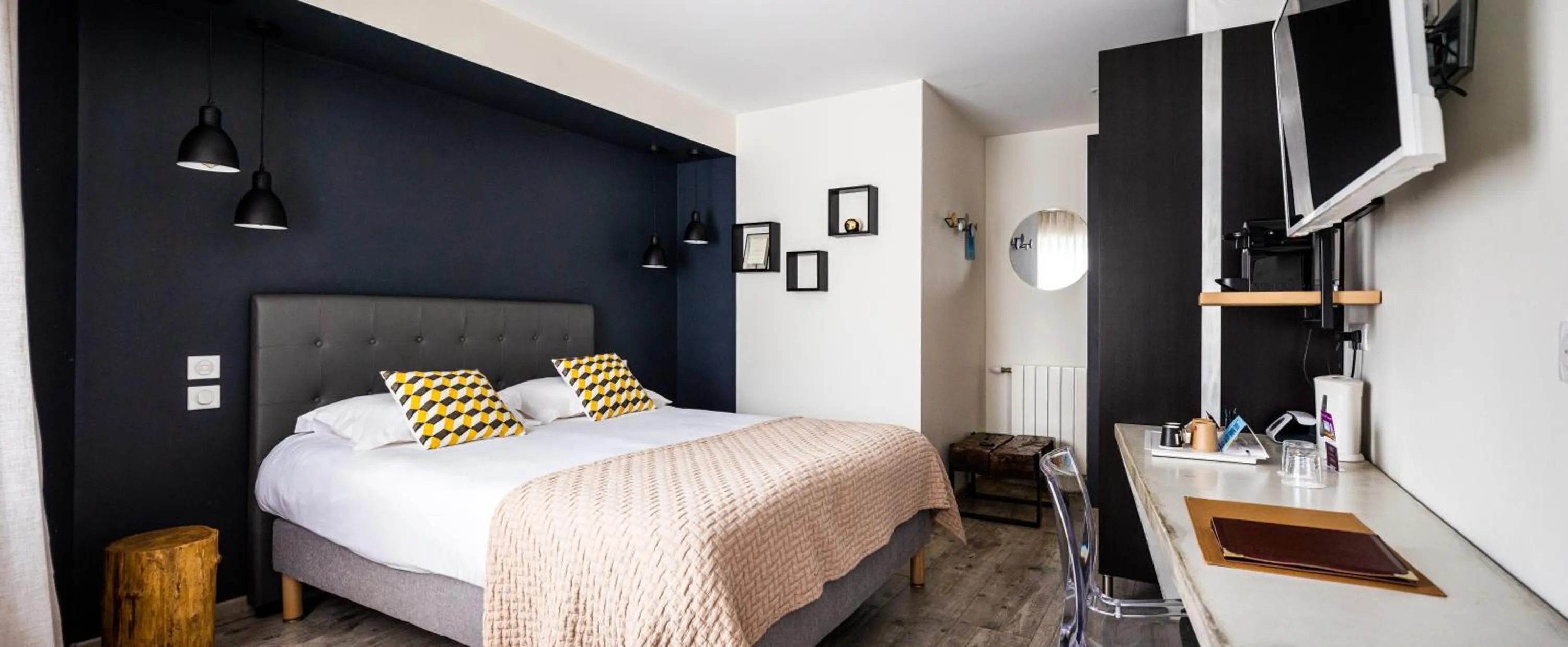 Bed in Auberge du Poids Public Logis Hotel