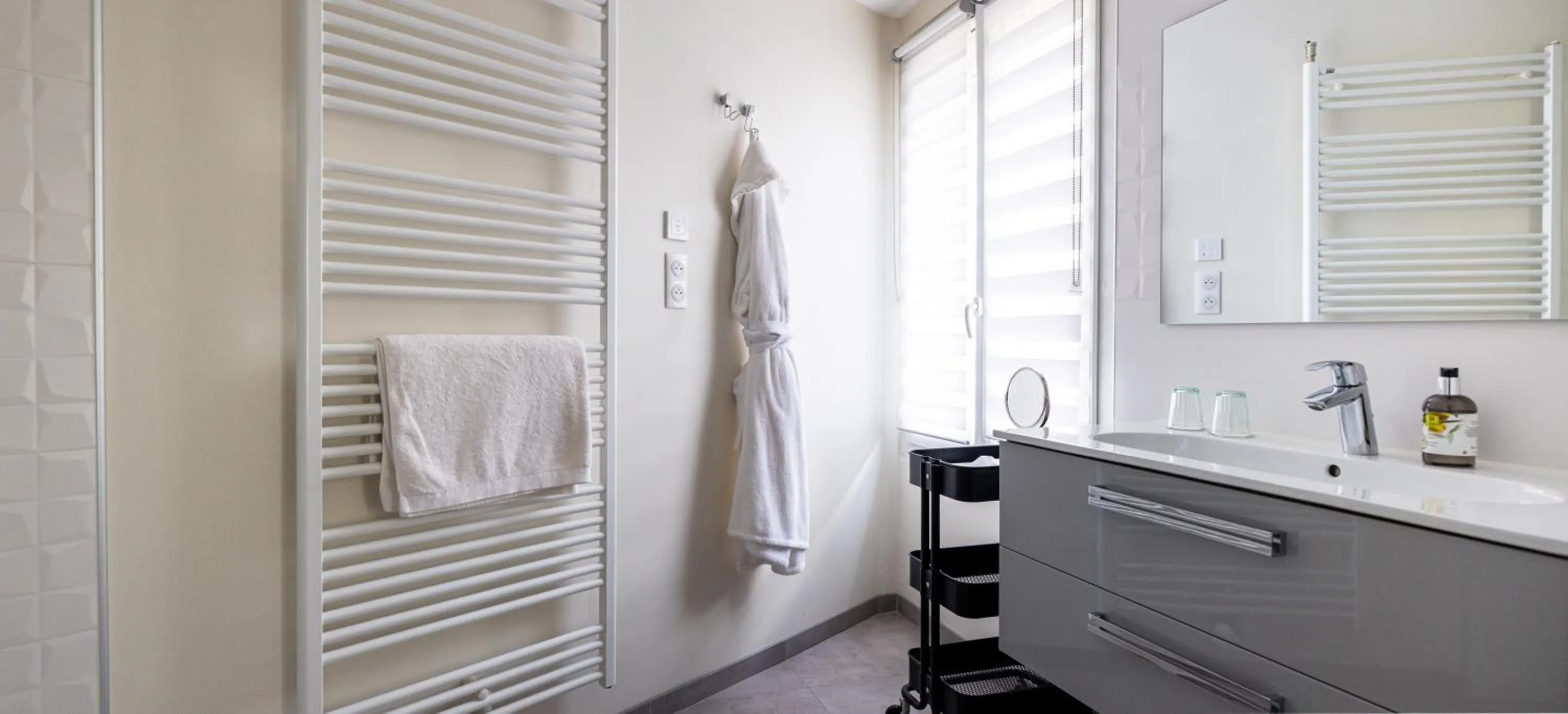 Bathroom in Auberge du Poids Public Logis Hotel