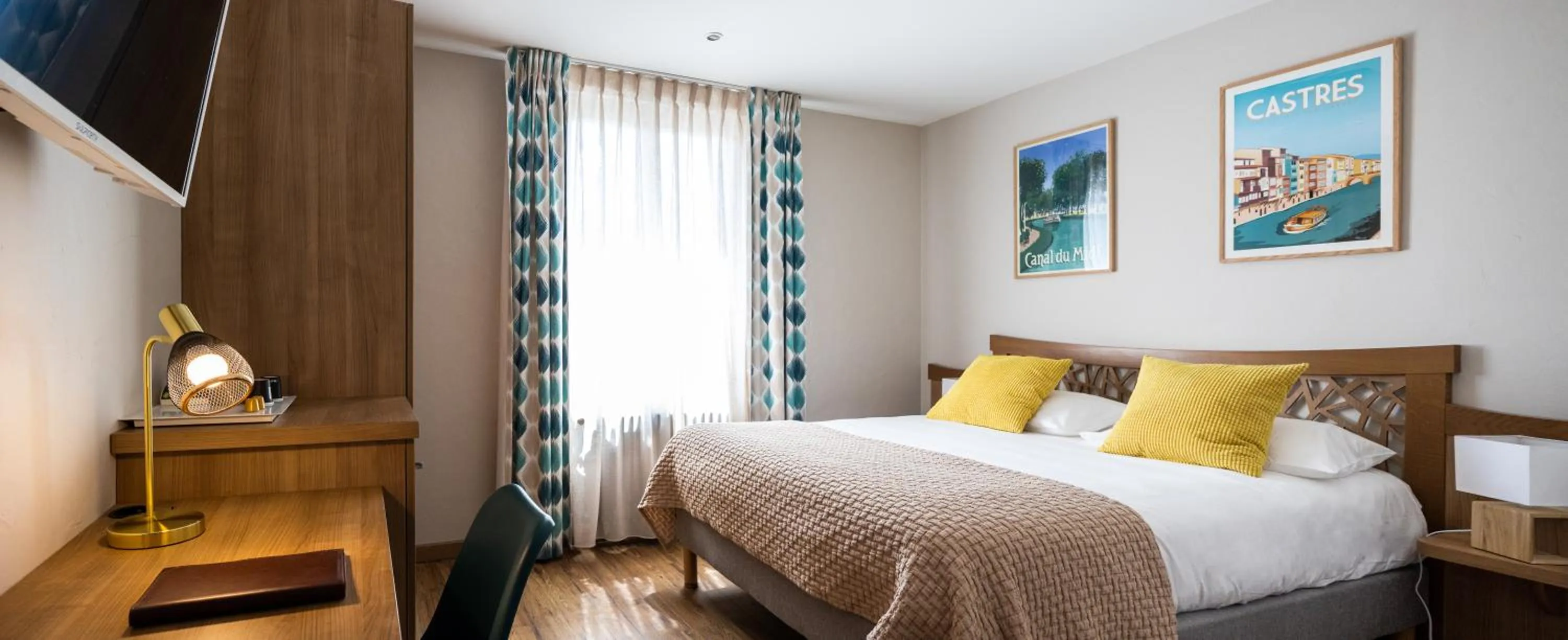 Bed in Auberge du Poids Public Logis Hotel