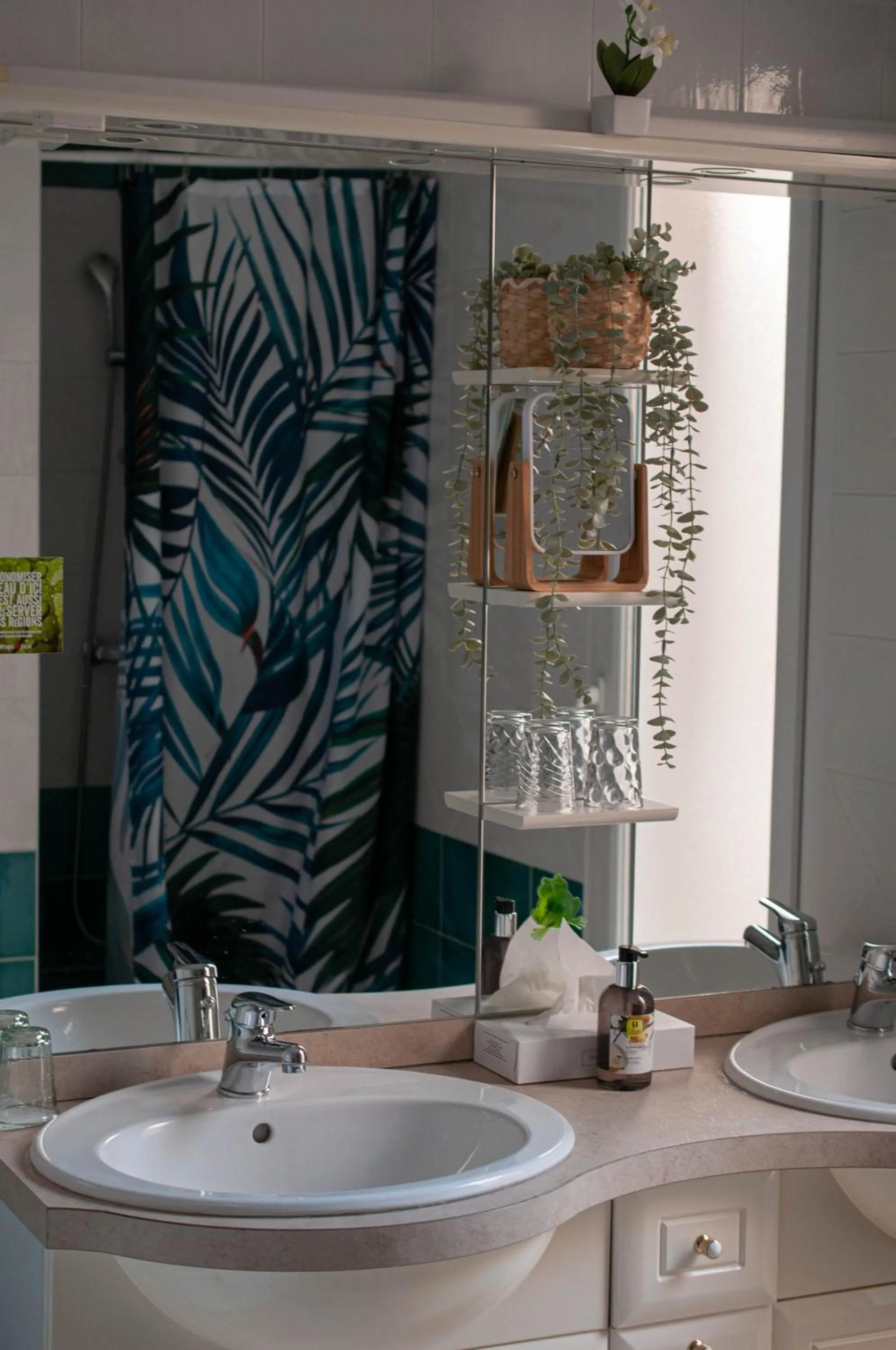 Bathroom in Auberge du Poids Public Logis Hotel