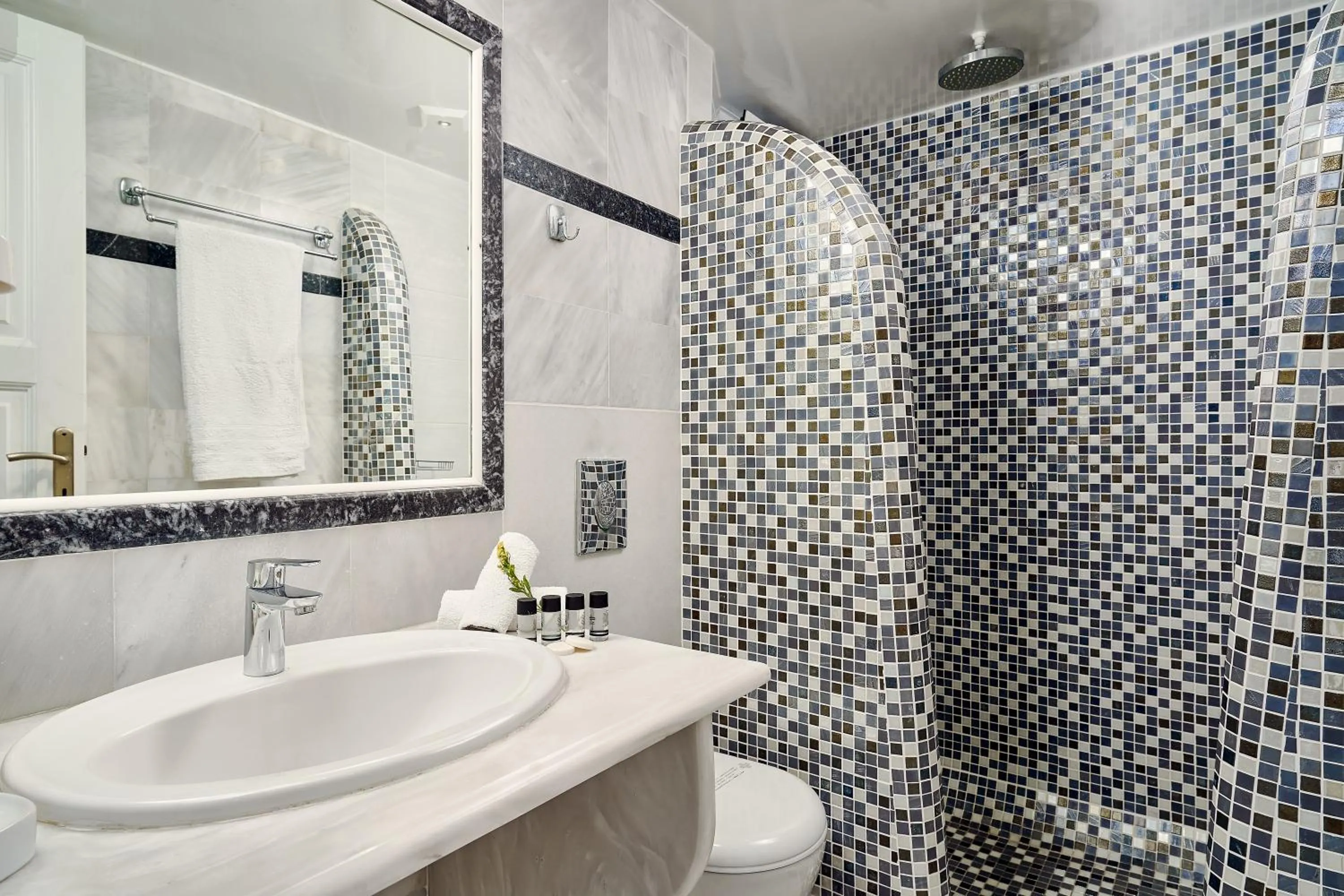 Bathroom in Merovigliosso