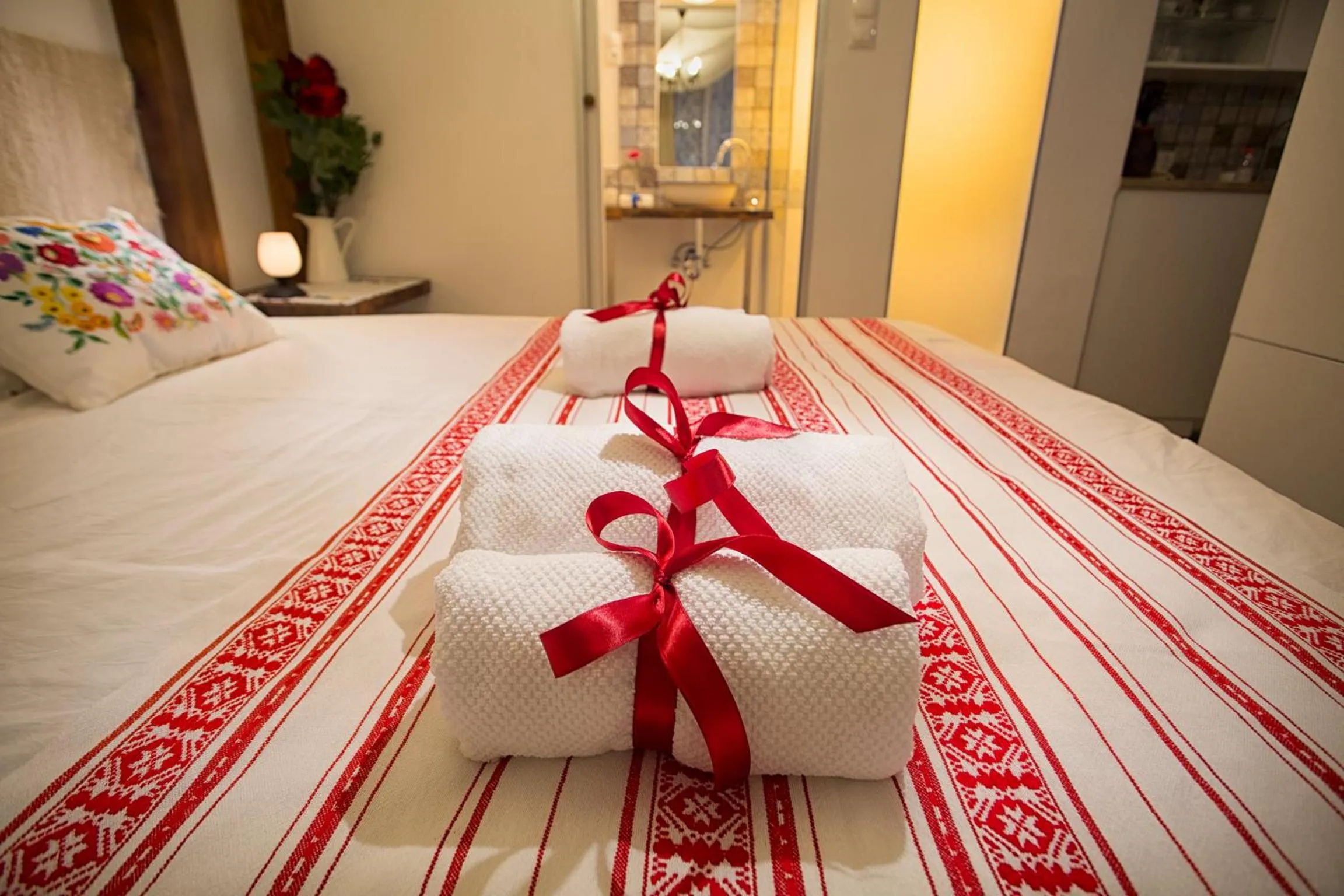 Bathroom, Bed in Suites 13 Budapest