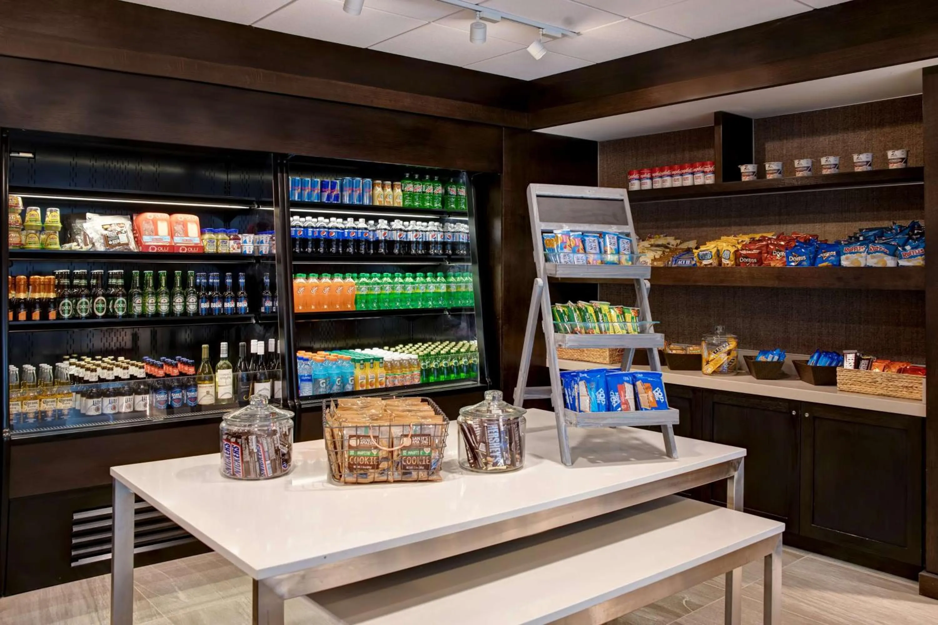 Restaurant/places to eat in Embassy Suites Syracuse