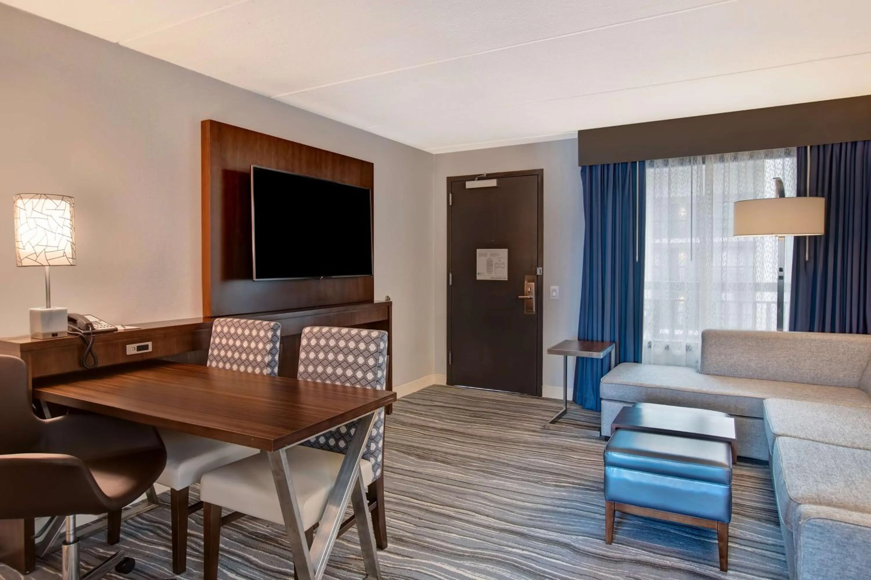 Living room in Embassy Suites Syracuse