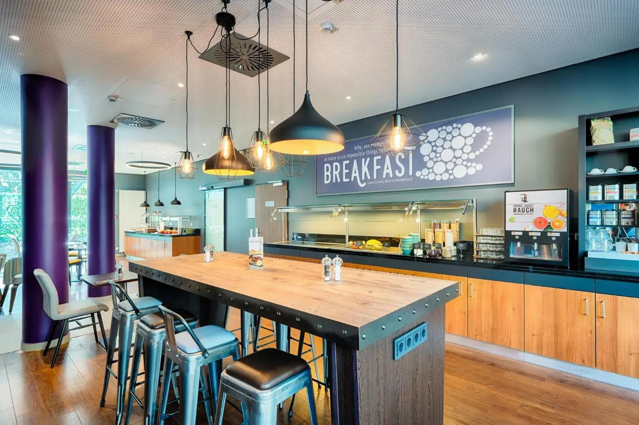 Lounge or bar in Premier Inn Frankfurt City Europaviertel Lounge or bar in Premier Inn Frankfurt City Europaviertel