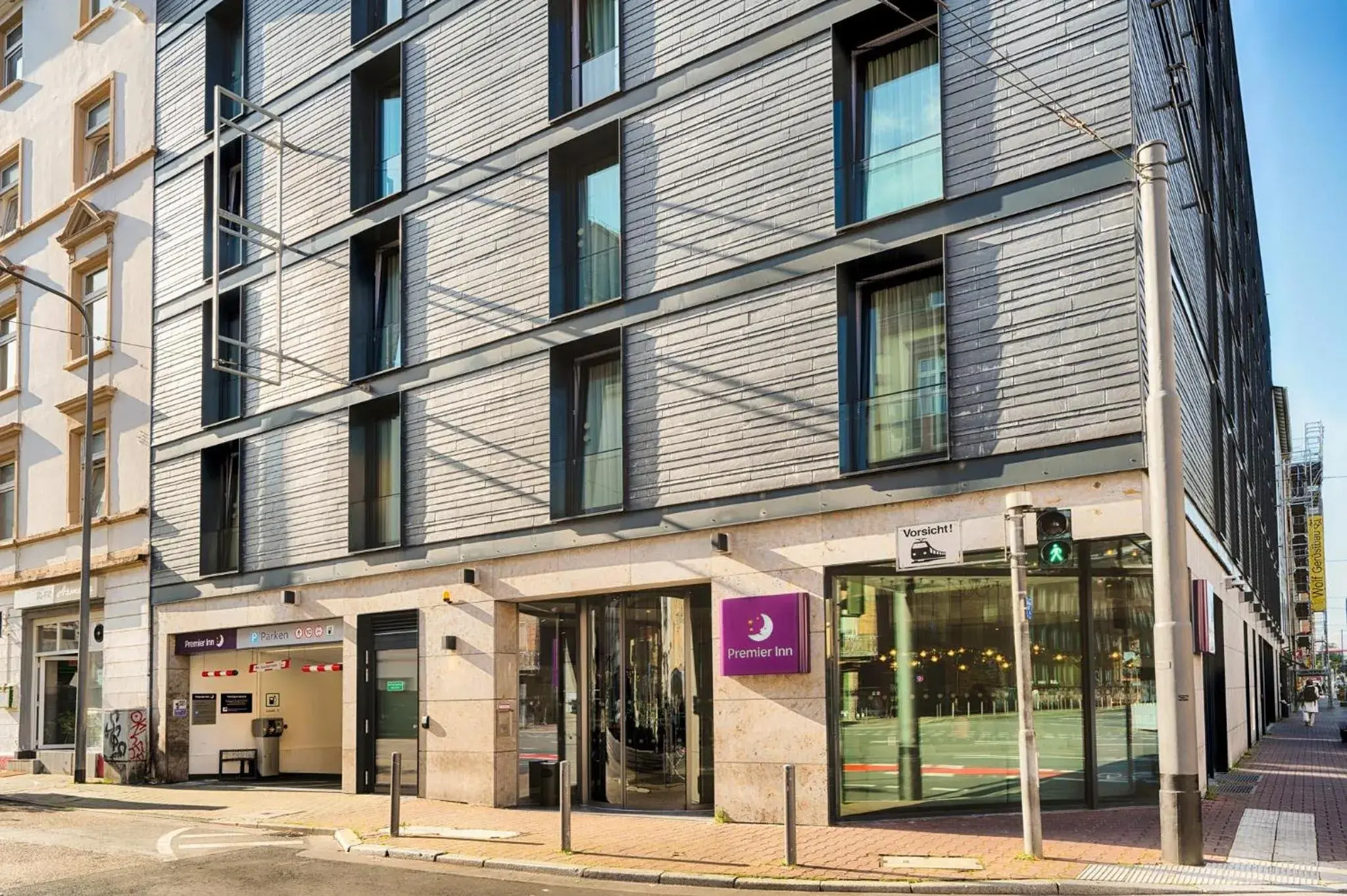 Property building in Premier Inn Frankfurt City Europaviertel Property building in Premier Inn Frankfurt City Europaviertel