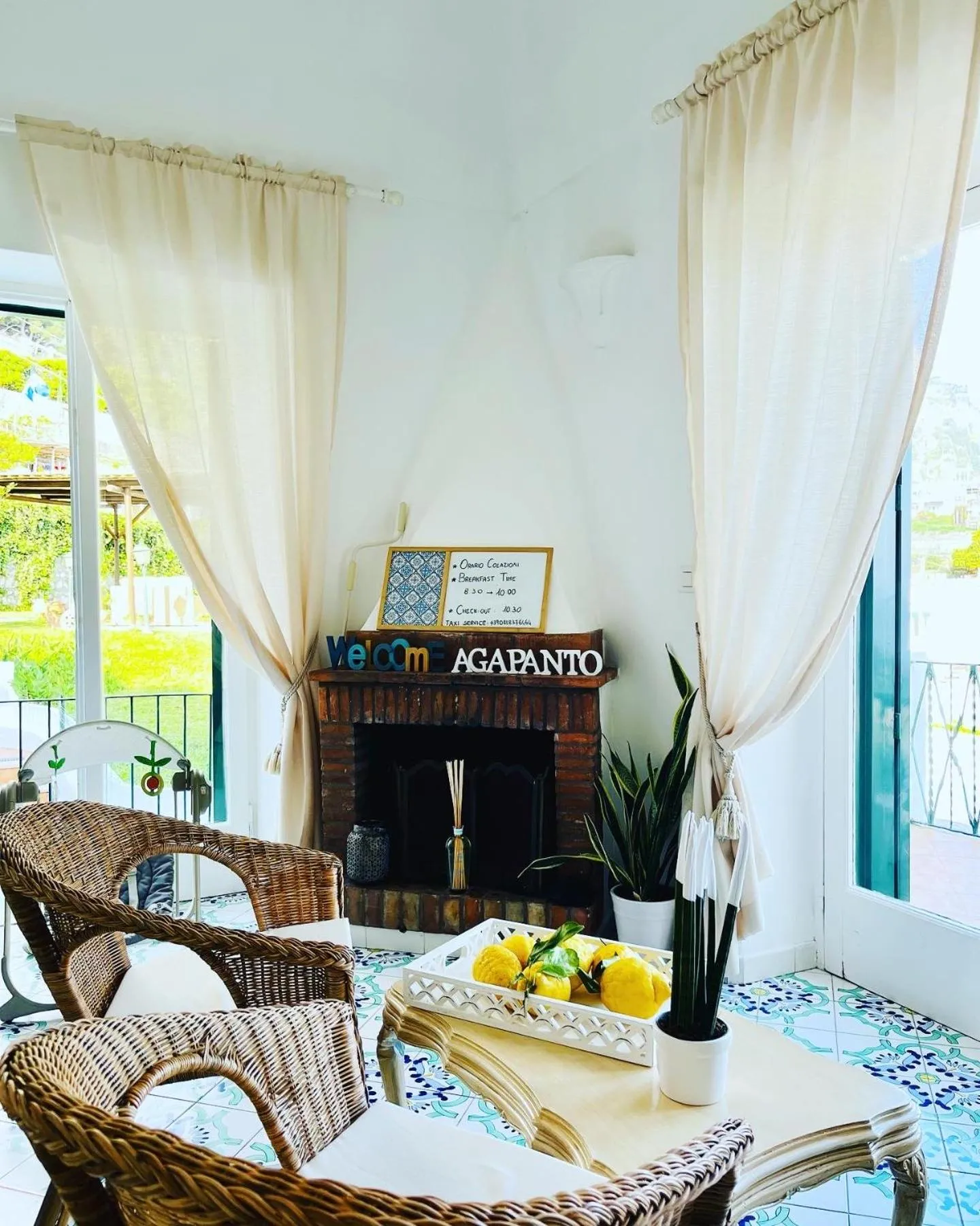 Communal lounge/ TV room in B&B L'Agapanto