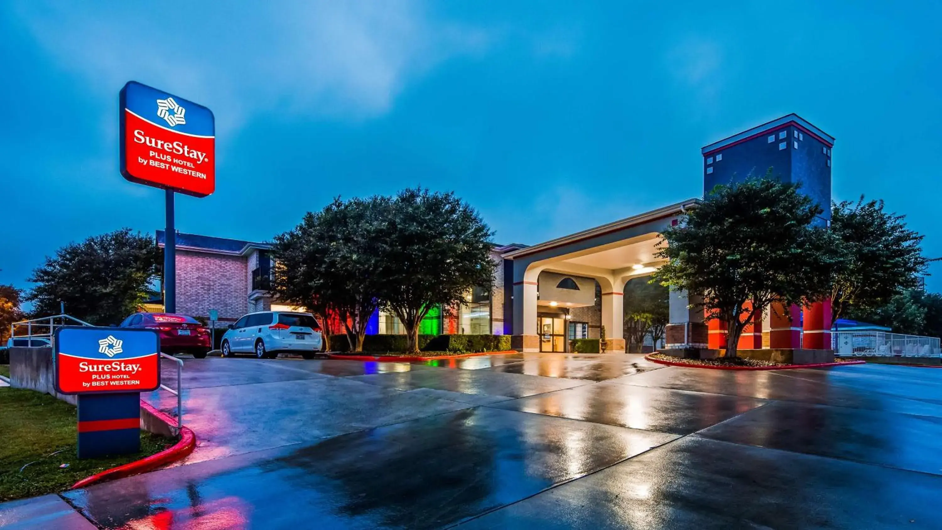 Property building in SureStay Plus by Best Western San Antonio Airport Property building in SureStay Plus by Best Western San Antonio Airport