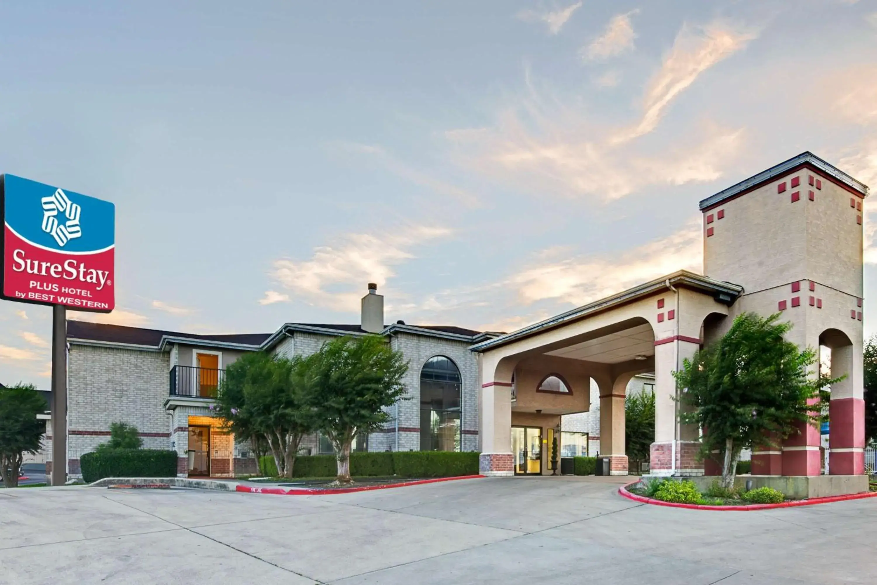 Property building in SureStay Plus by Best Western San Antonio Airport Property building in SureStay Plus by Best Western San Antonio Airport