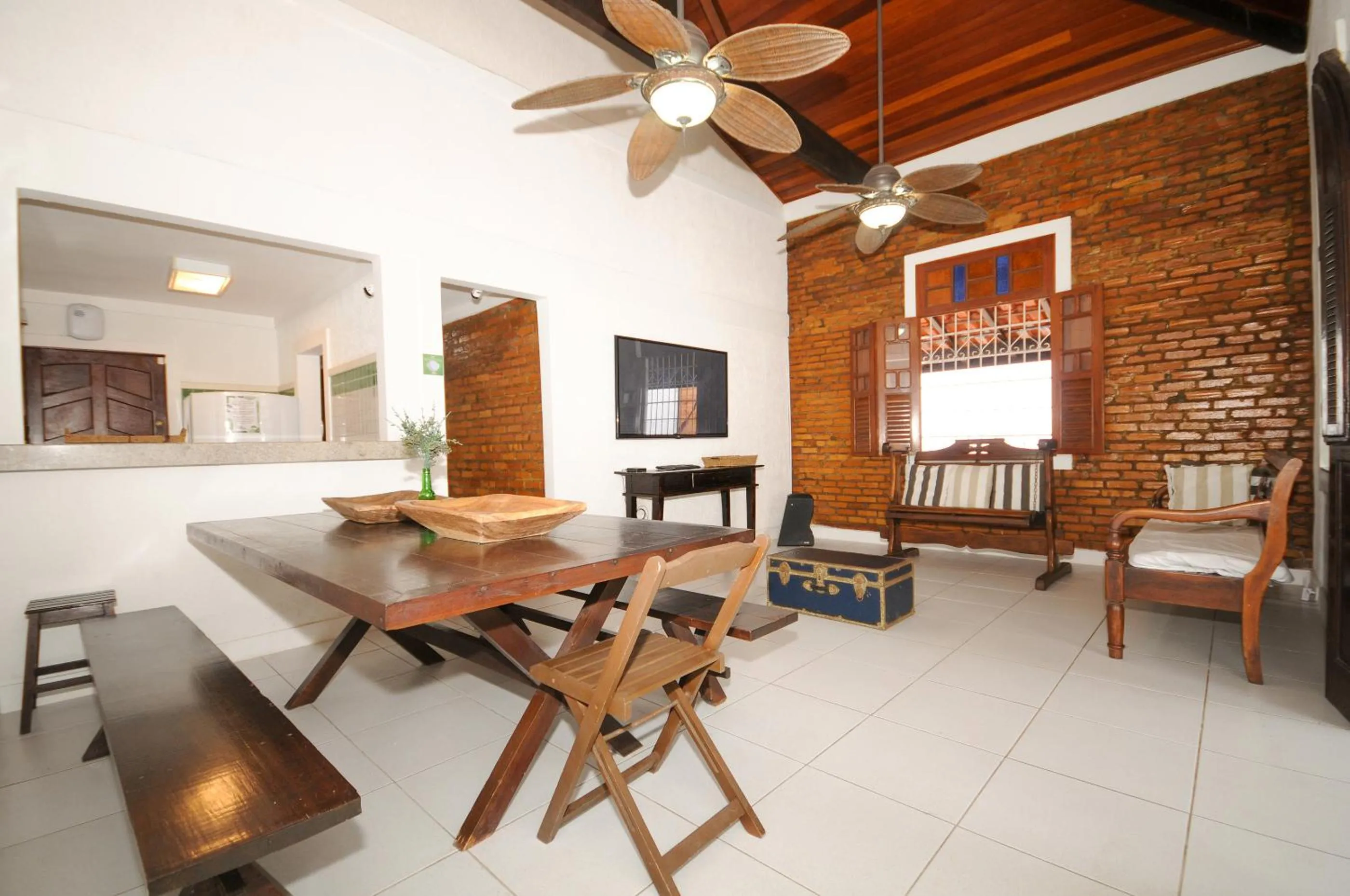 Dining area in Che Lagarto Hostel Búzios