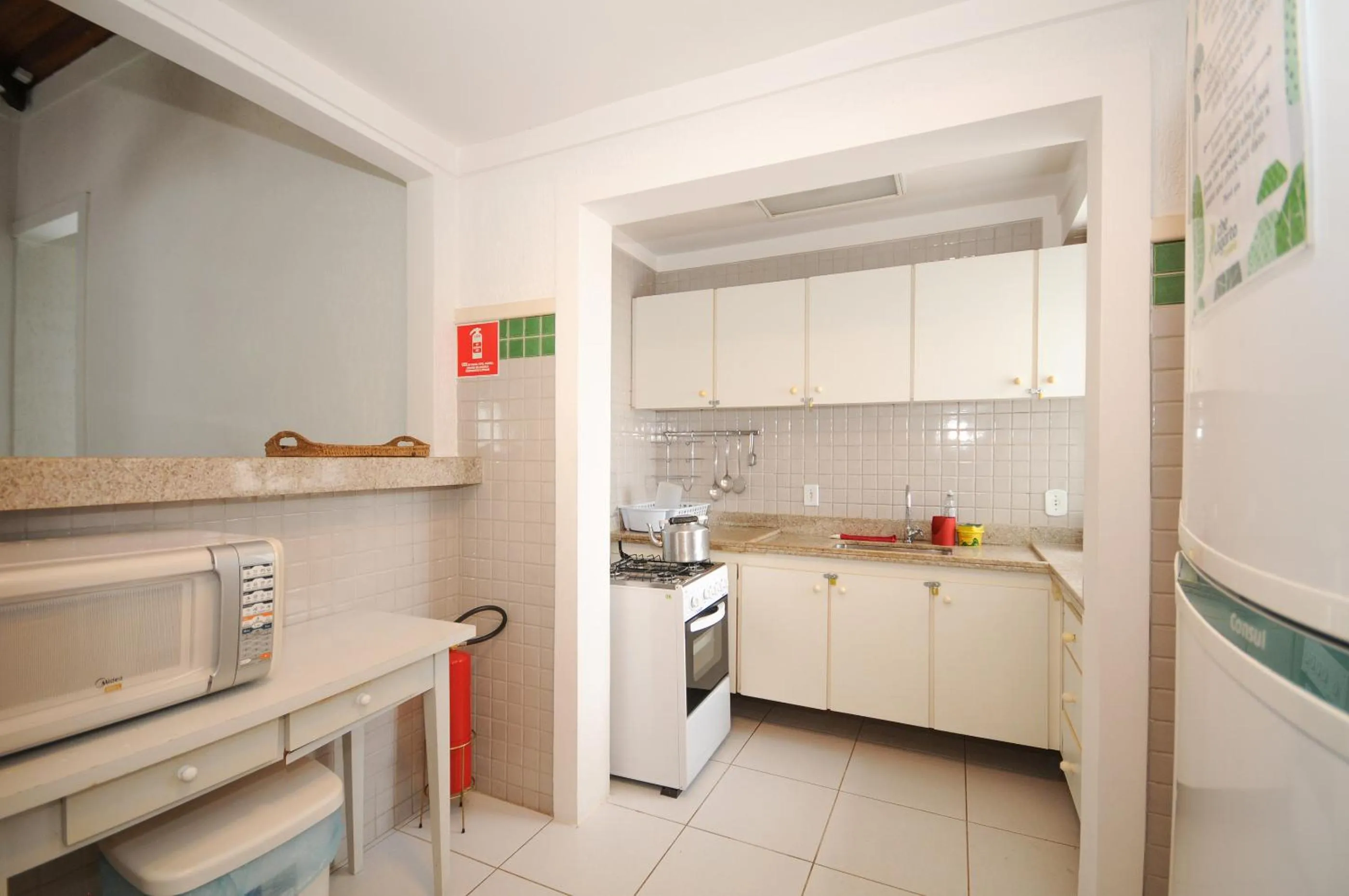 Communal kitchen in Che Lagarto Hostel Búzios