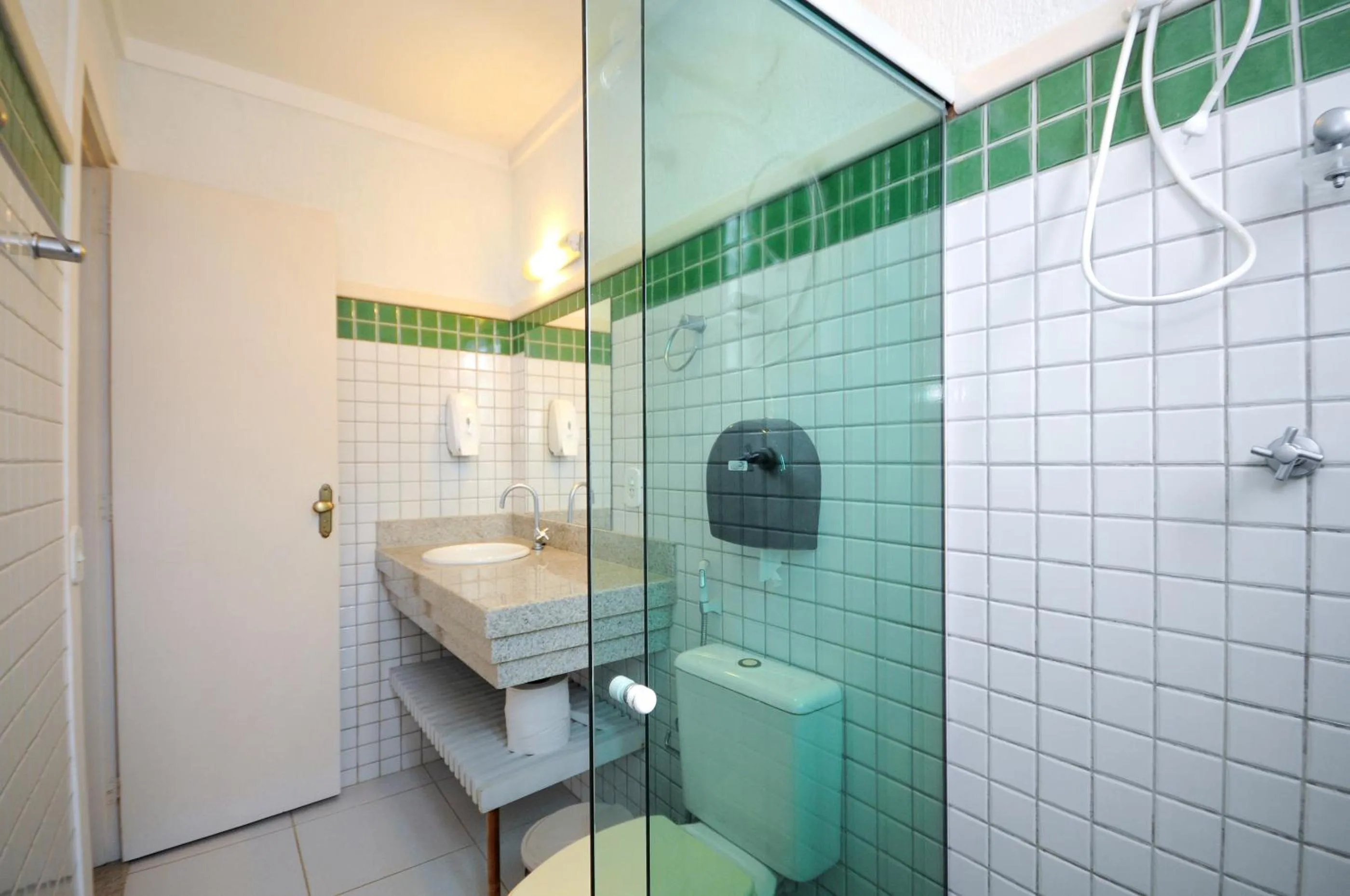 Bathroom in Che Lagarto Hostel Búzios