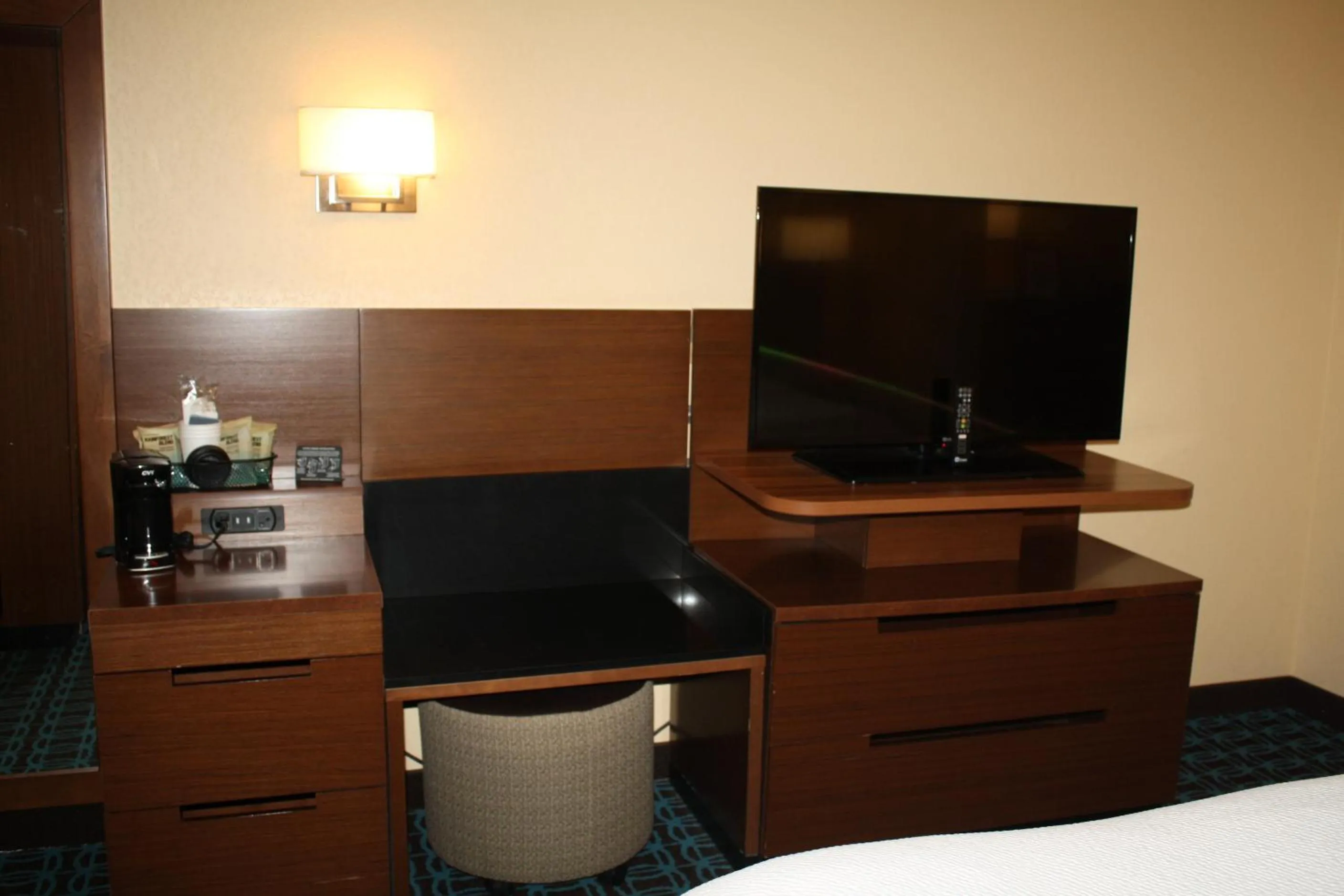 TV and multimedia in Fairfield Inn & Suites by Marriott Detroit Lakes