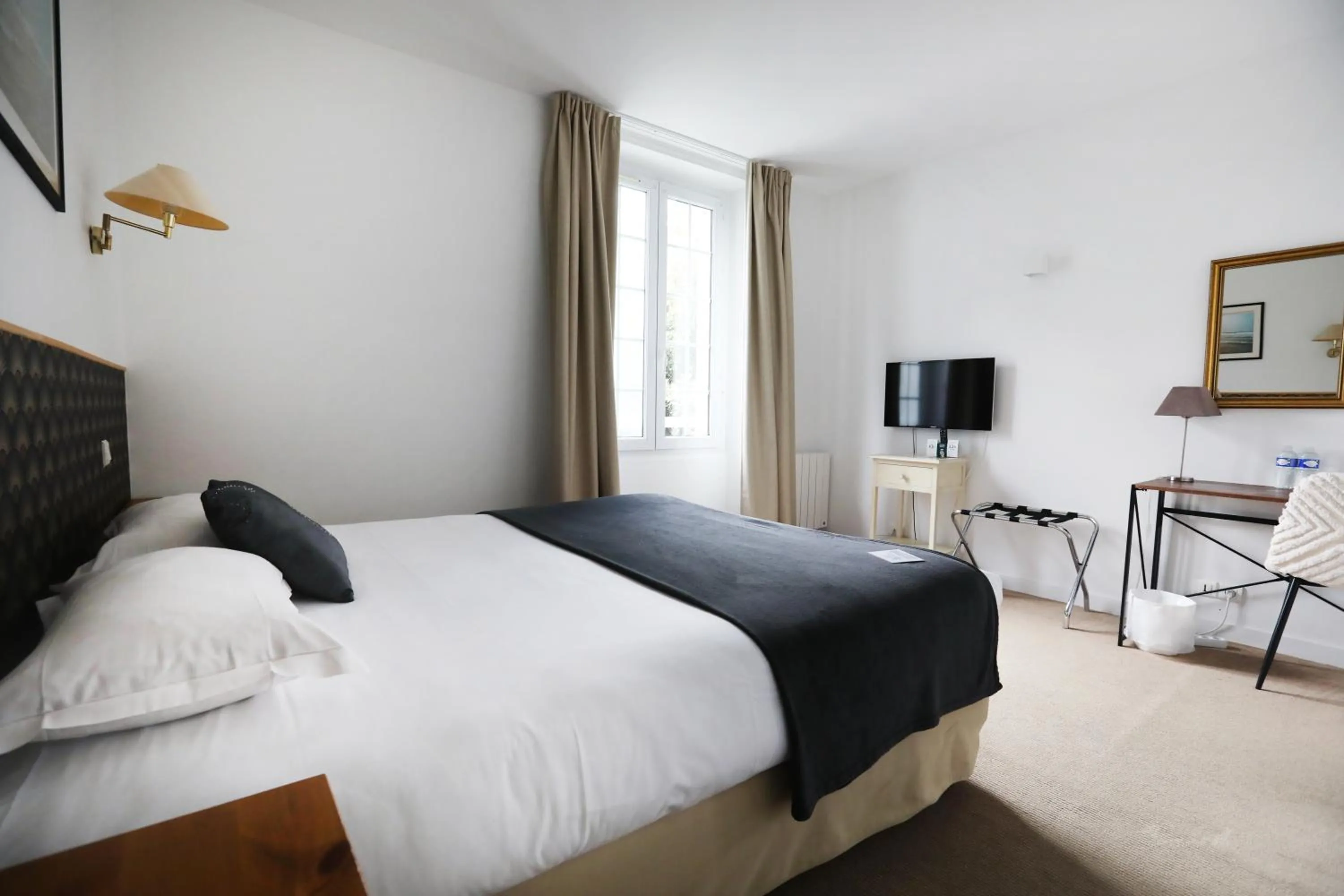 Bedroom, Bed in Hôtel Villa Flornoy Pornichet Baie de la Baule