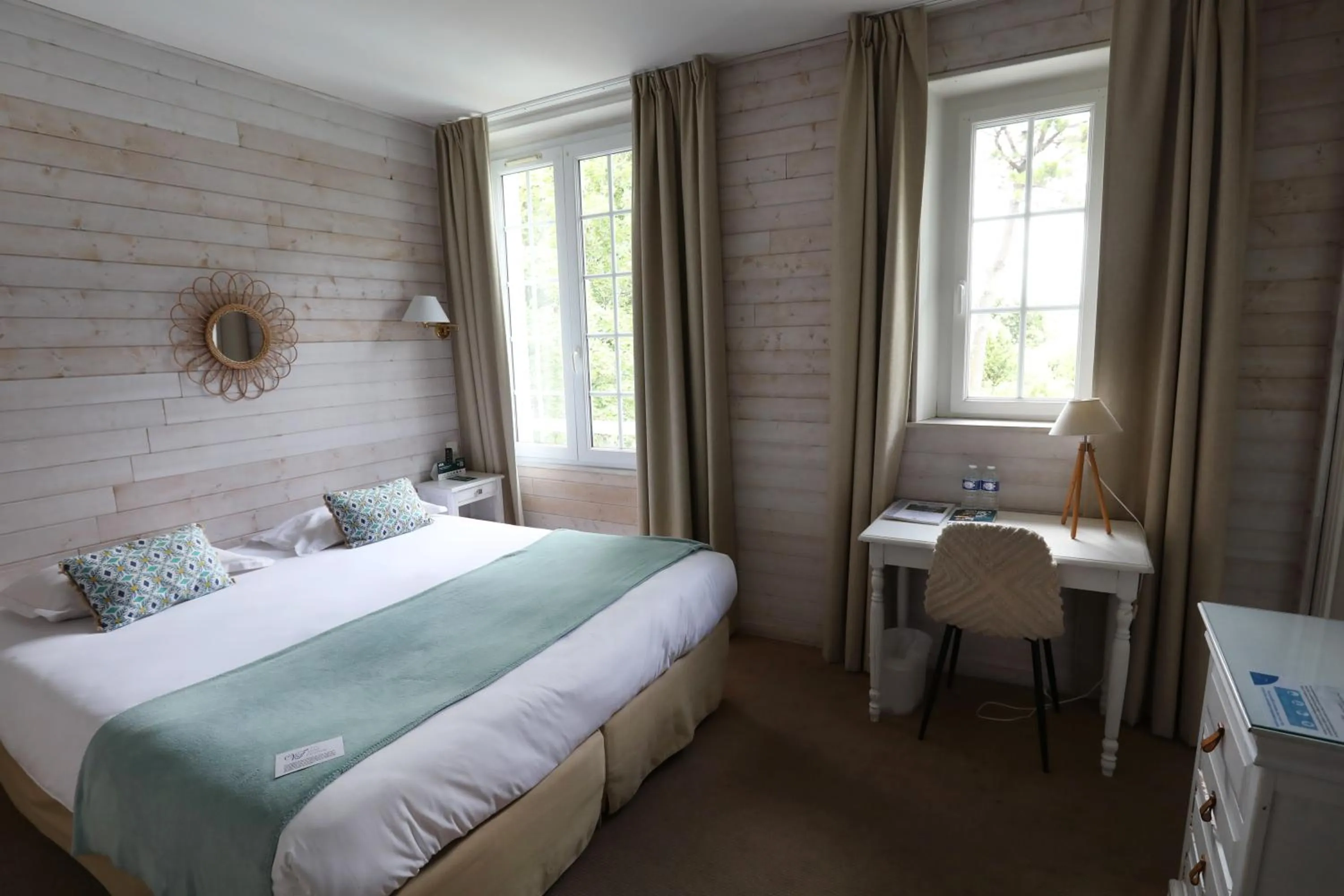 Photo of the whole room, Bed in Hôtel Villa Flornoy Pornichet Baie de la Baule