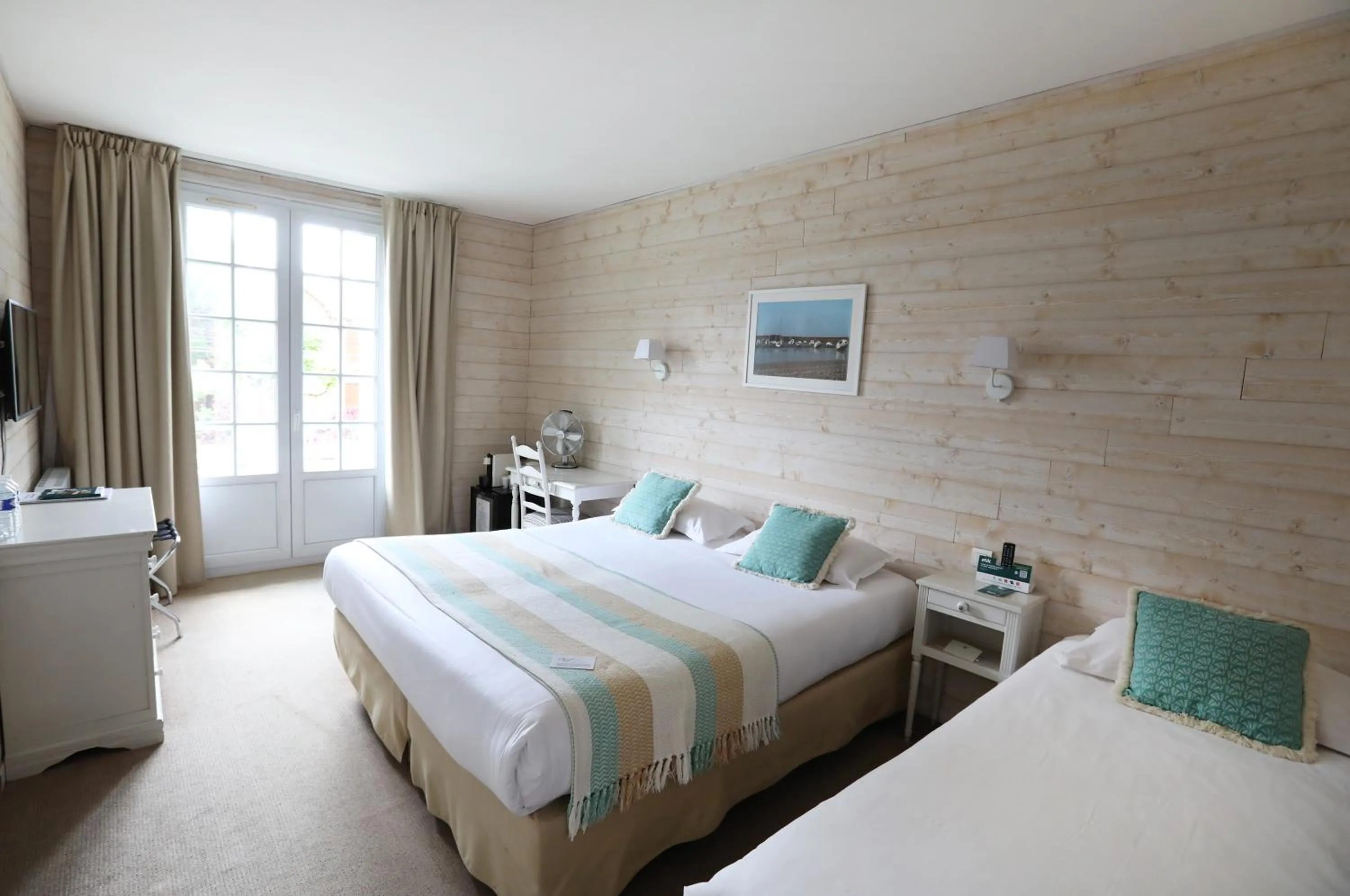 Bedroom, Bed in Hôtel Villa Flornoy Pornichet Baie de la Baule