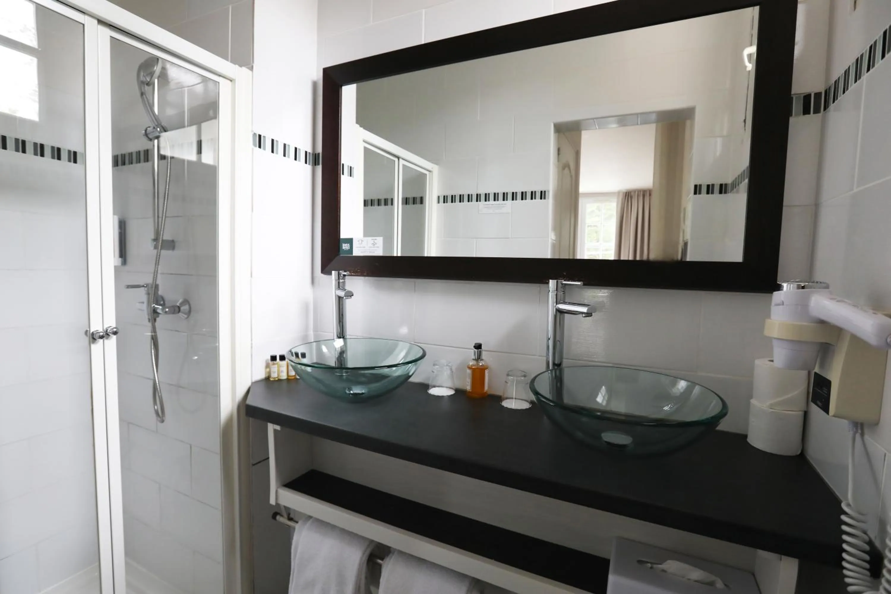 Shower in Hôtel Villa Flornoy Pornichet Baie de la Baule