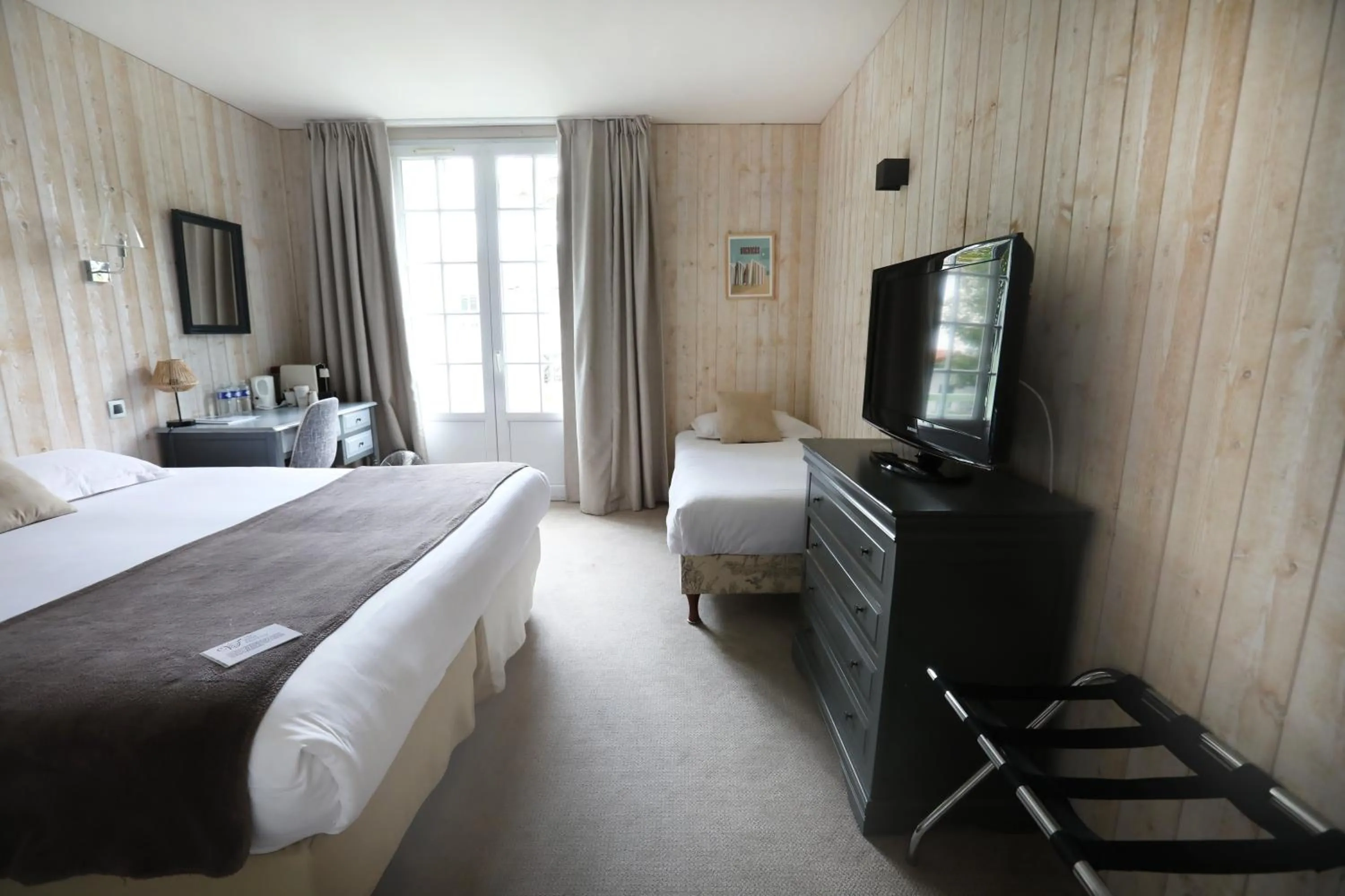 Bedroom, Bed in Hôtel Villa Flornoy Pornichet Baie de la Baule