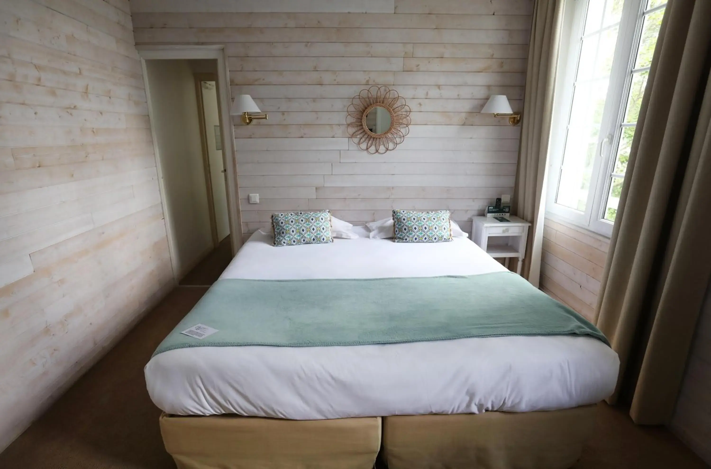 Photo of the whole room, Bed in Hôtel Villa Flornoy Pornichet Baie de la Baule Photo of the whole room, Bed in Hôtel Villa Flornoy Pornichet Baie de la Baule