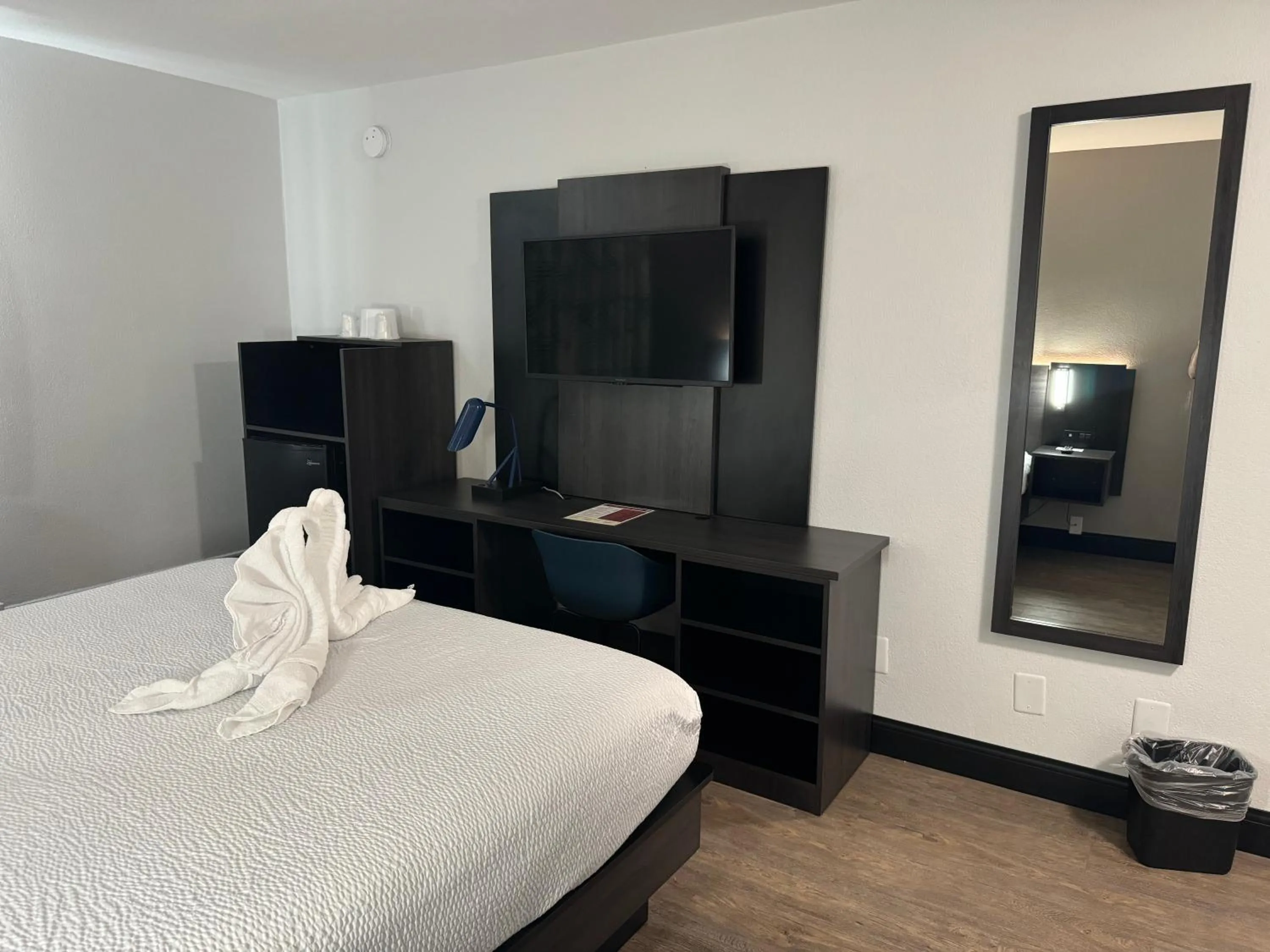 TV and multimedia, Bed in Motel 6 Hollywood