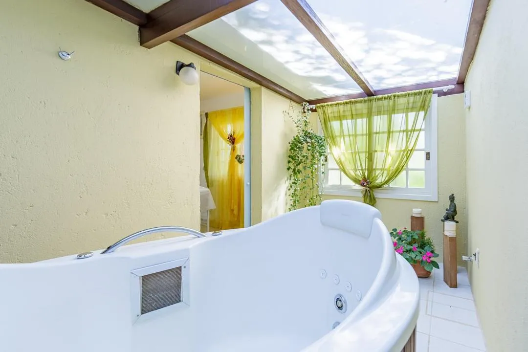 Hot Tub in Hotel Pousada Le Chateau