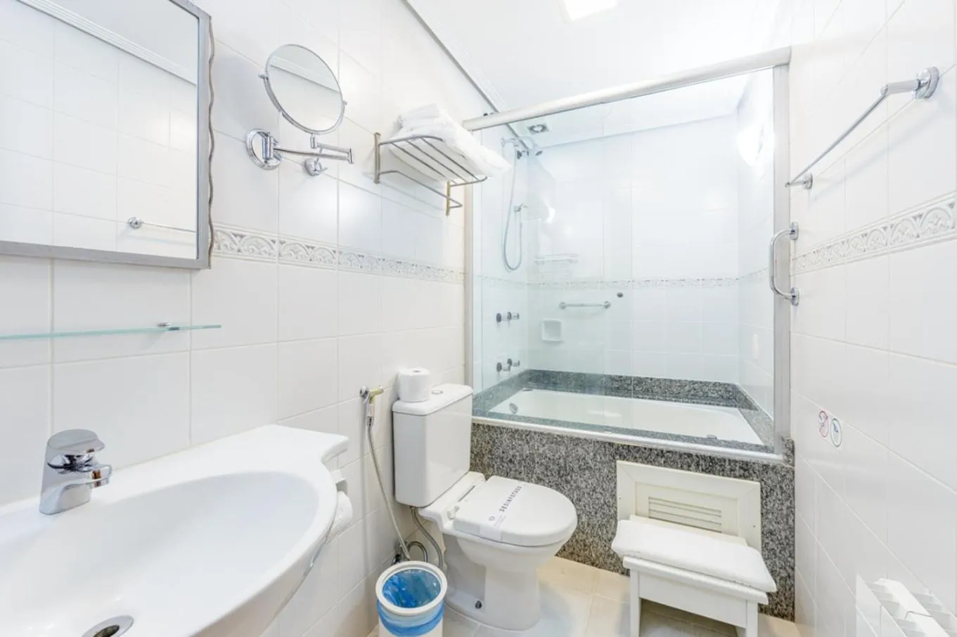 Shower in Hotel Pousada Le Chateau