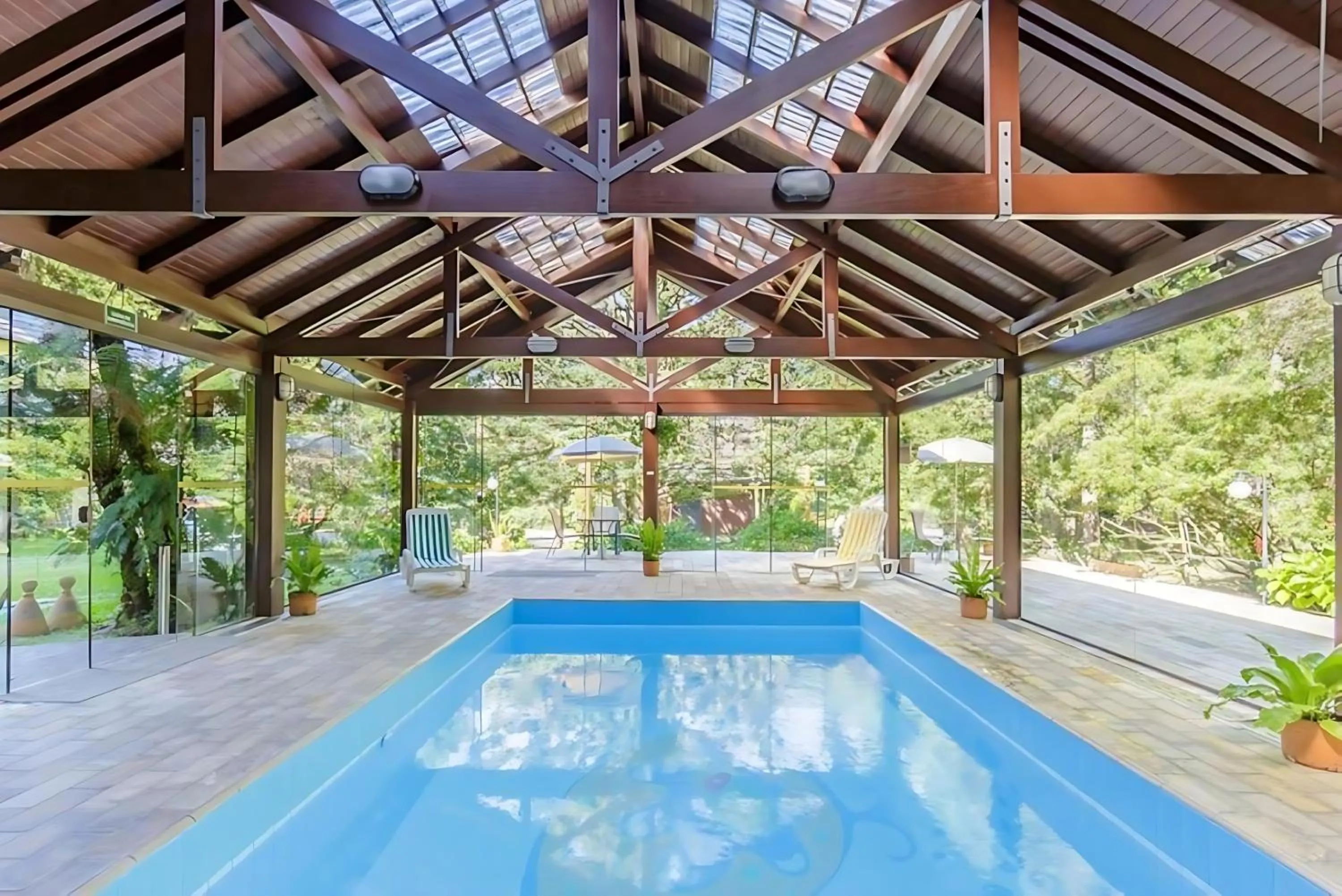Swimming pool in Hotel Pousada Le Chateau