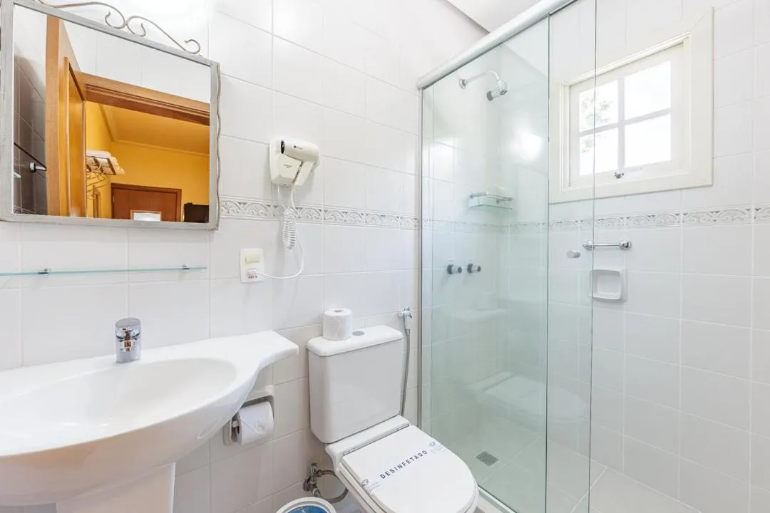 Shower in Hotel Pousada Le Chateau