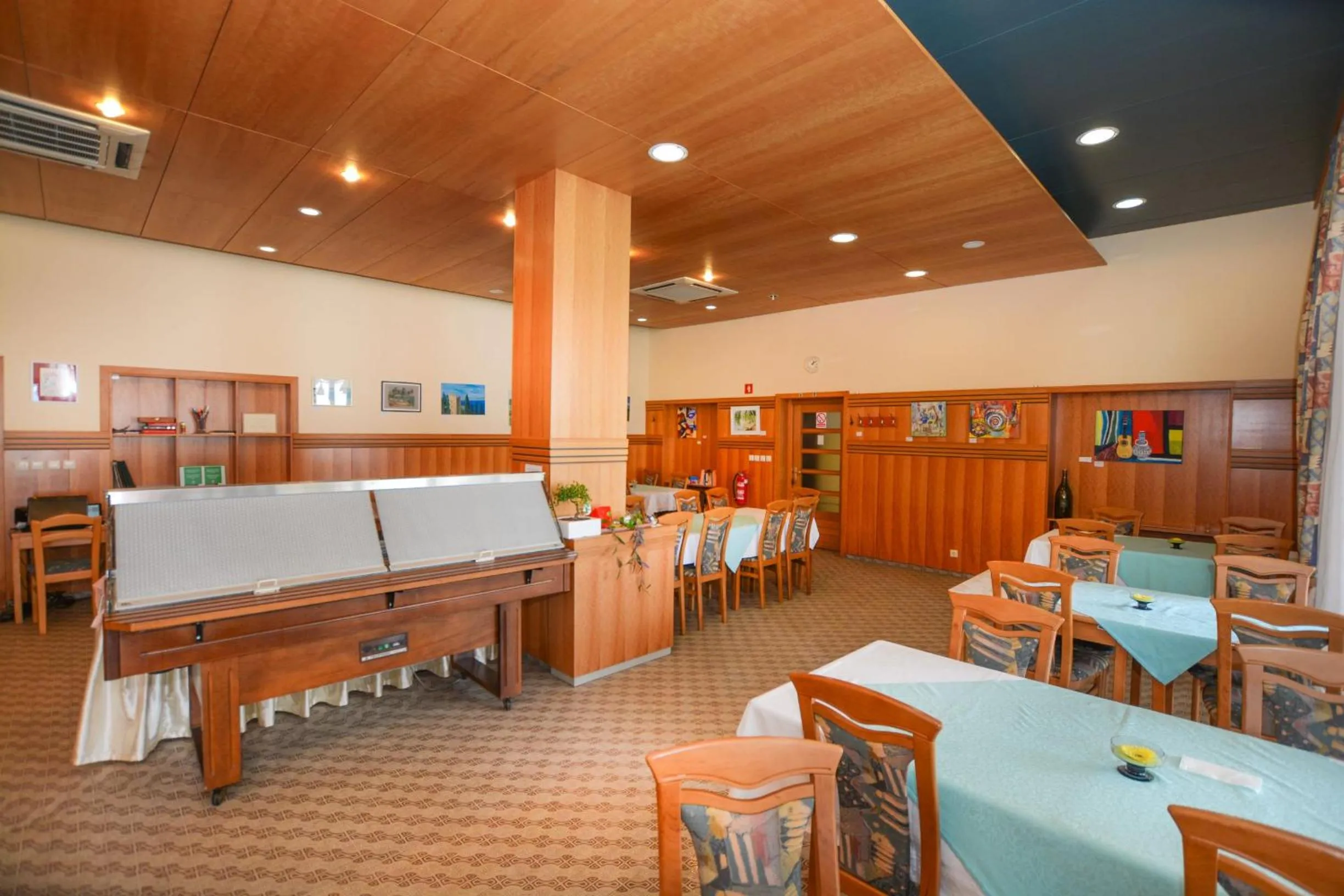 Restaurant/places to eat in Maestral Residence