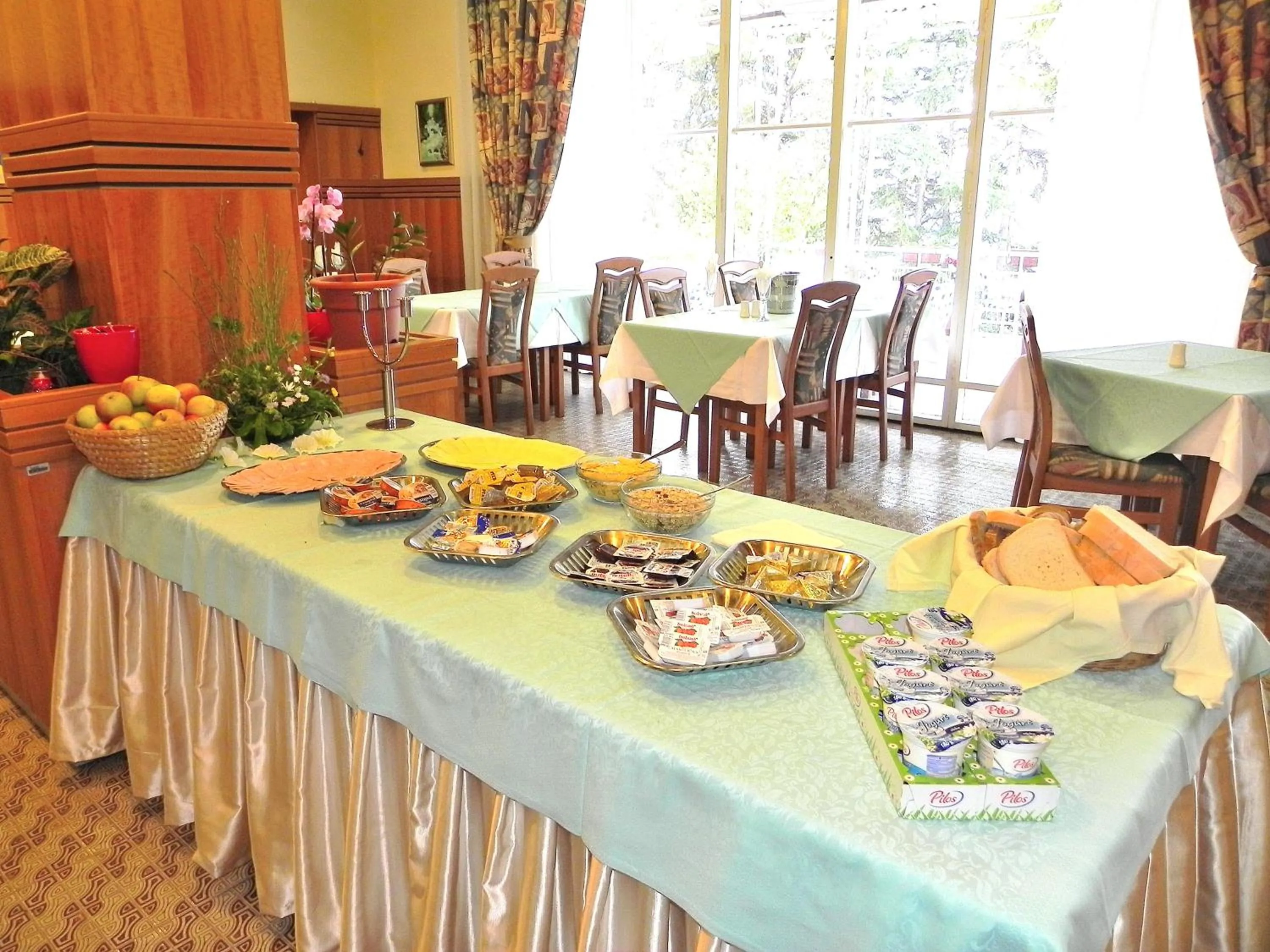 Restaurant/places to eat in Maestral Residence