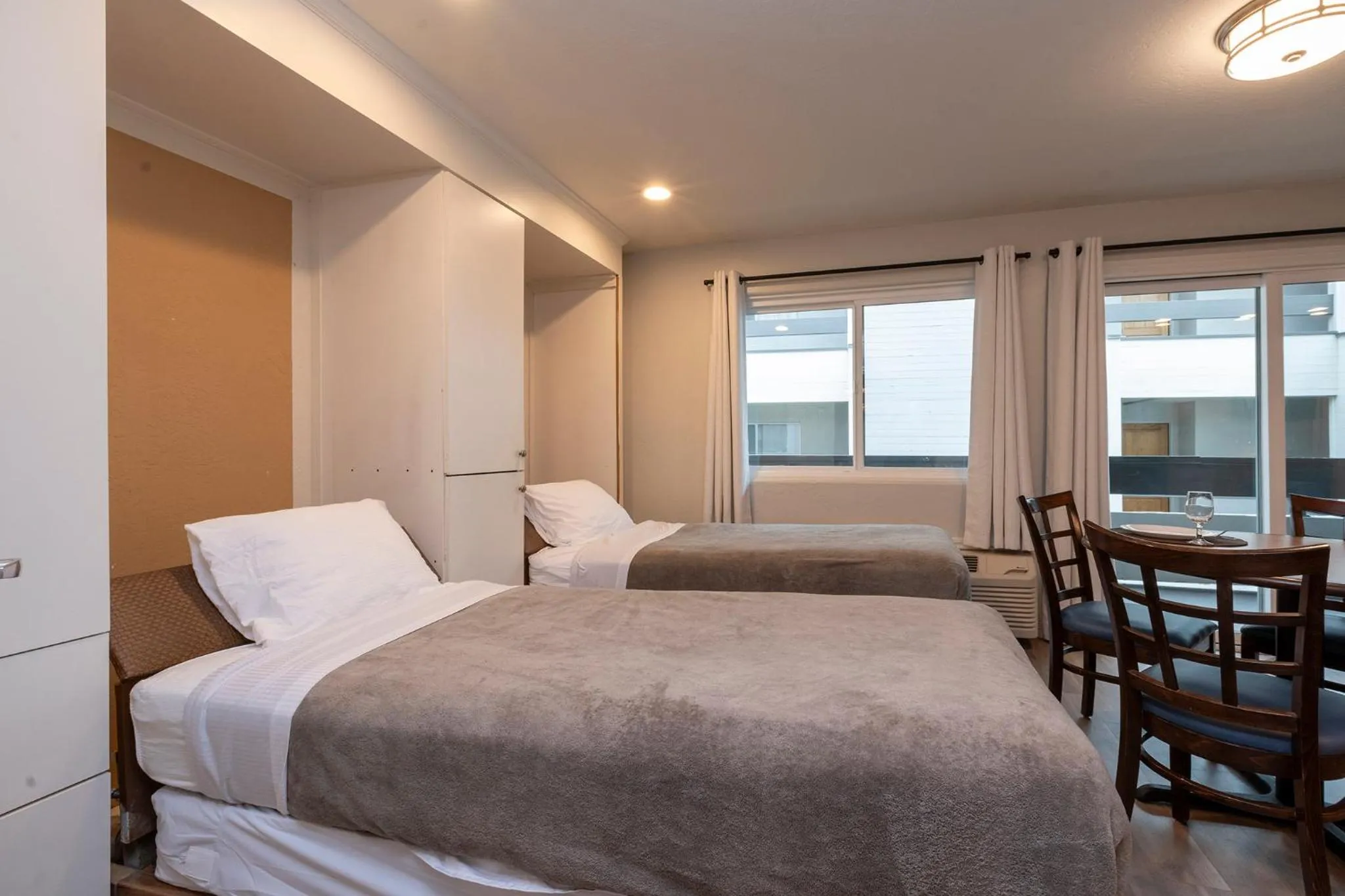 Living room, Bed in San Clemente Inn