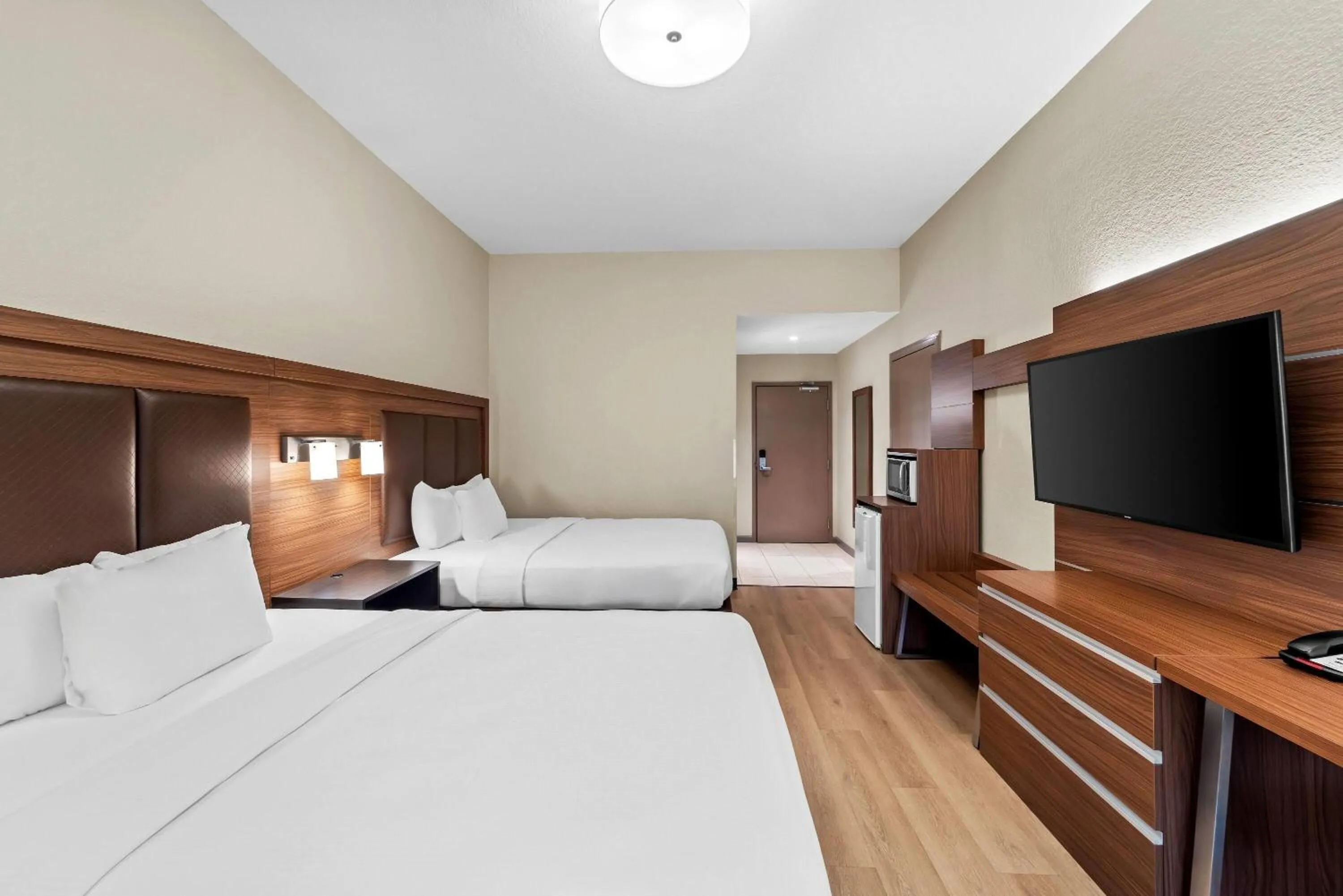 Bed in Days Inn & Suites by Wyndham Fort Myers Near JetBlue Park