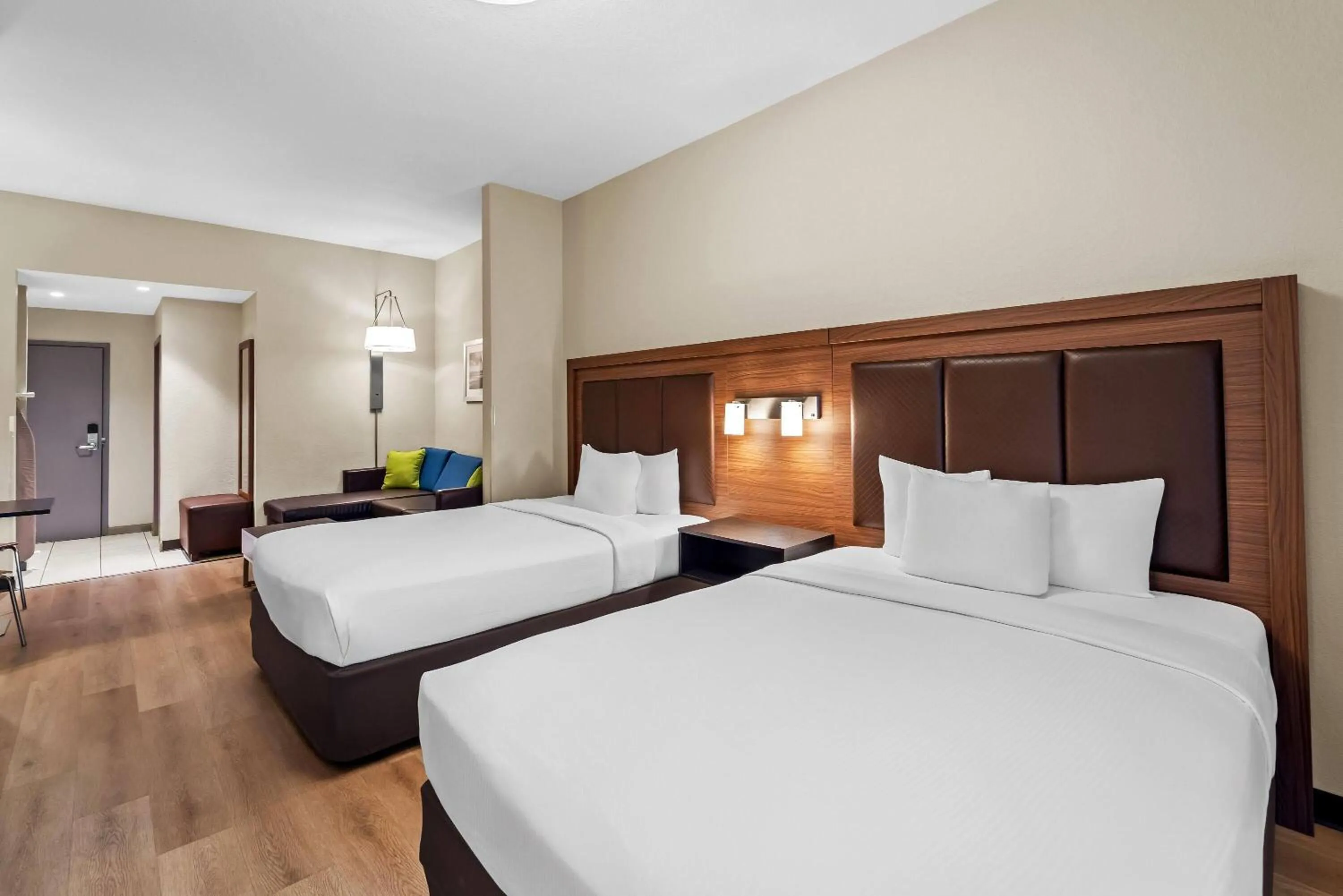 Bed in Days Inn & Suites by Wyndham Fort Myers Near JetBlue Park