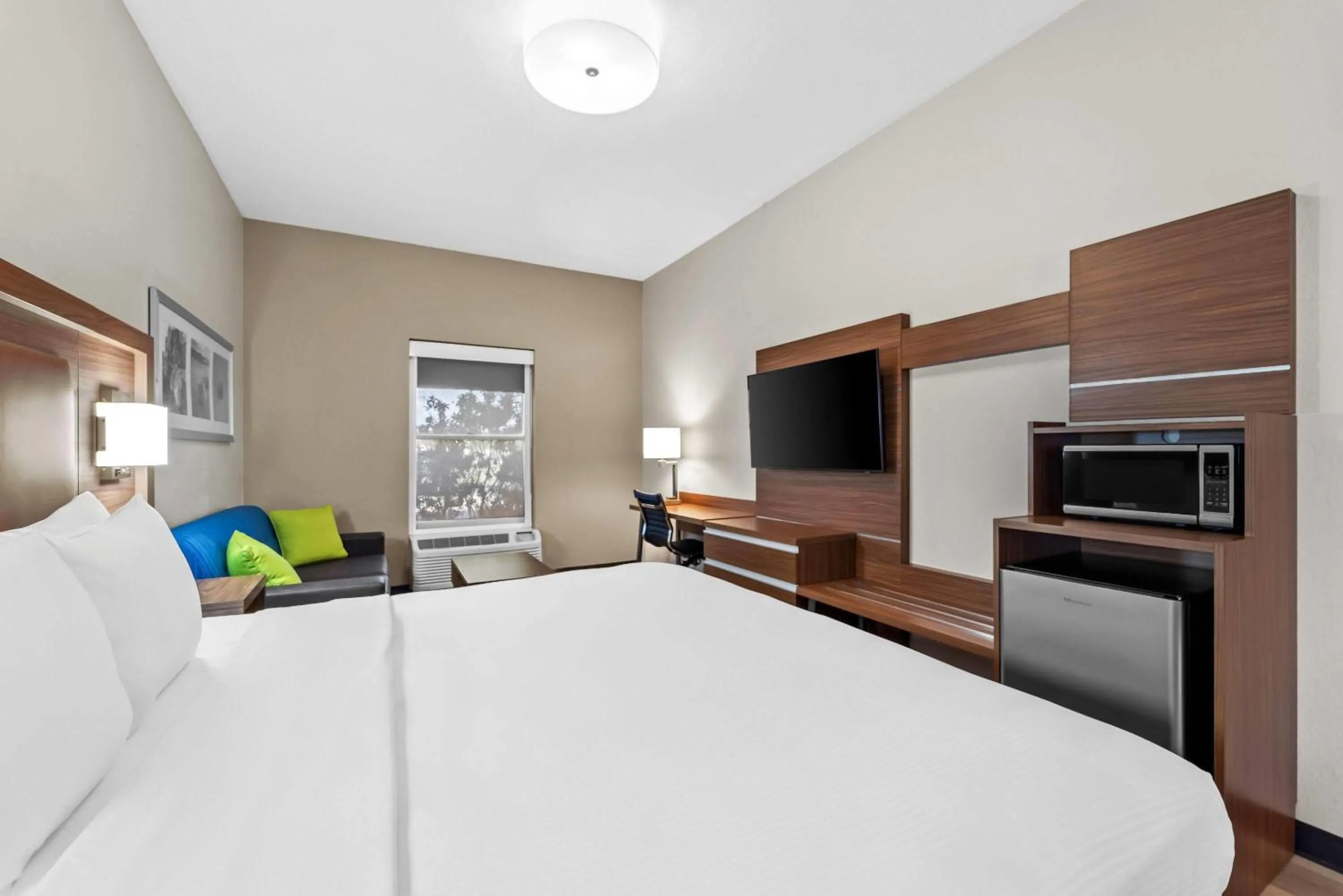 Bed in Days Inn & Suites by Wyndham Fort Myers Near JetBlue Park