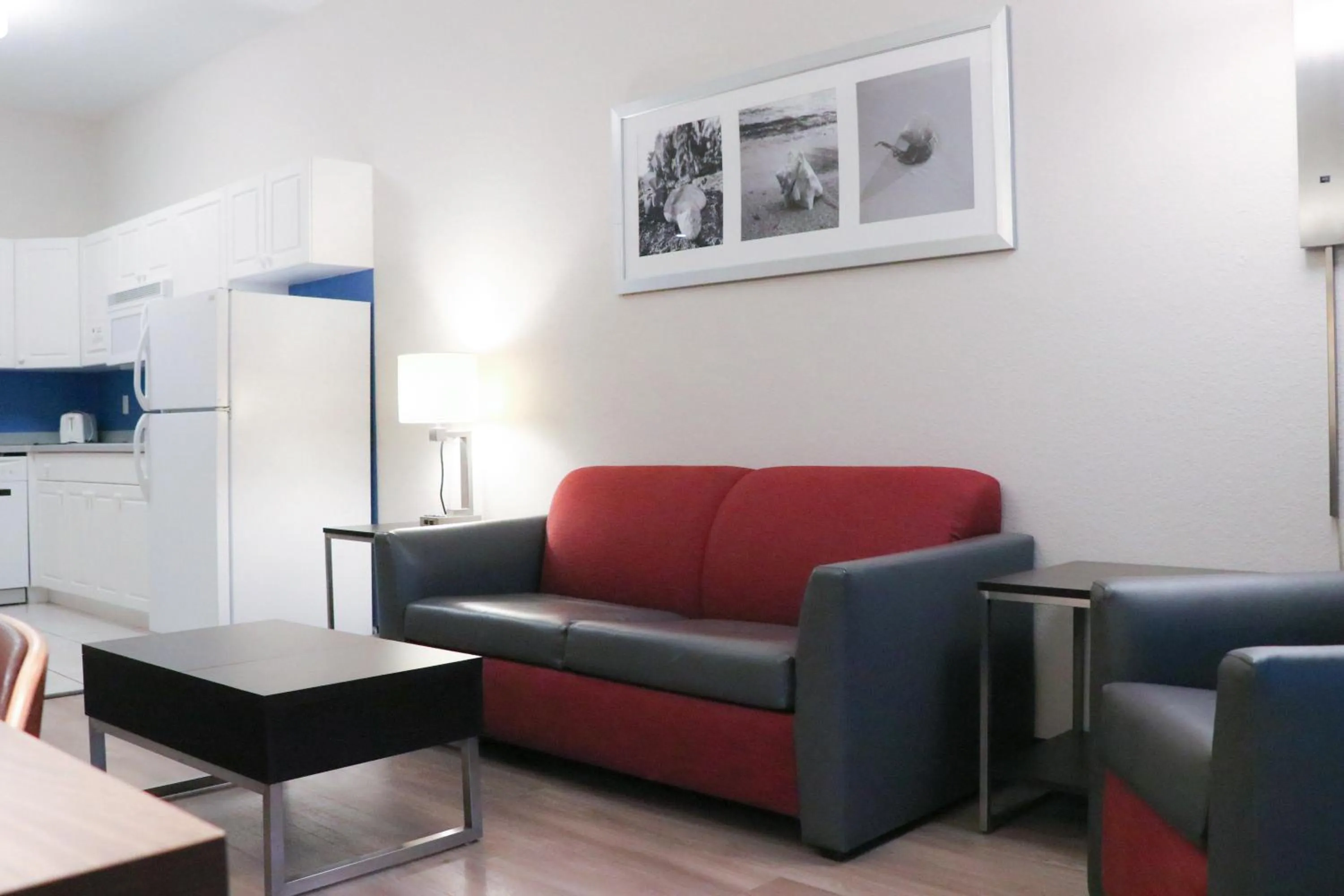 Living room in Days Inn & Suites by Wyndham Fort Myers Near JetBlue Park