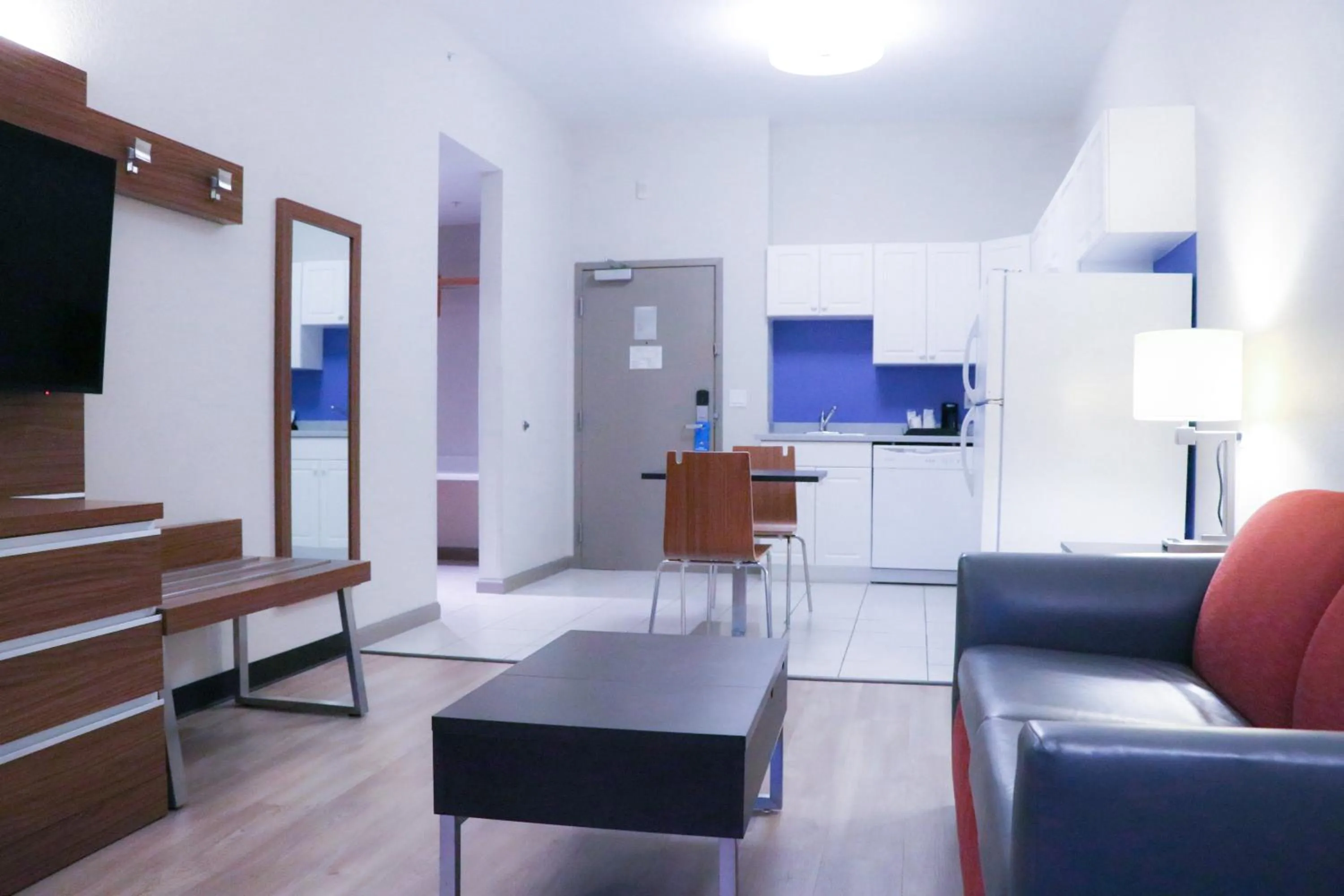 Seating area in Days Inn & Suites by Wyndham Fort Myers Near JetBlue Park