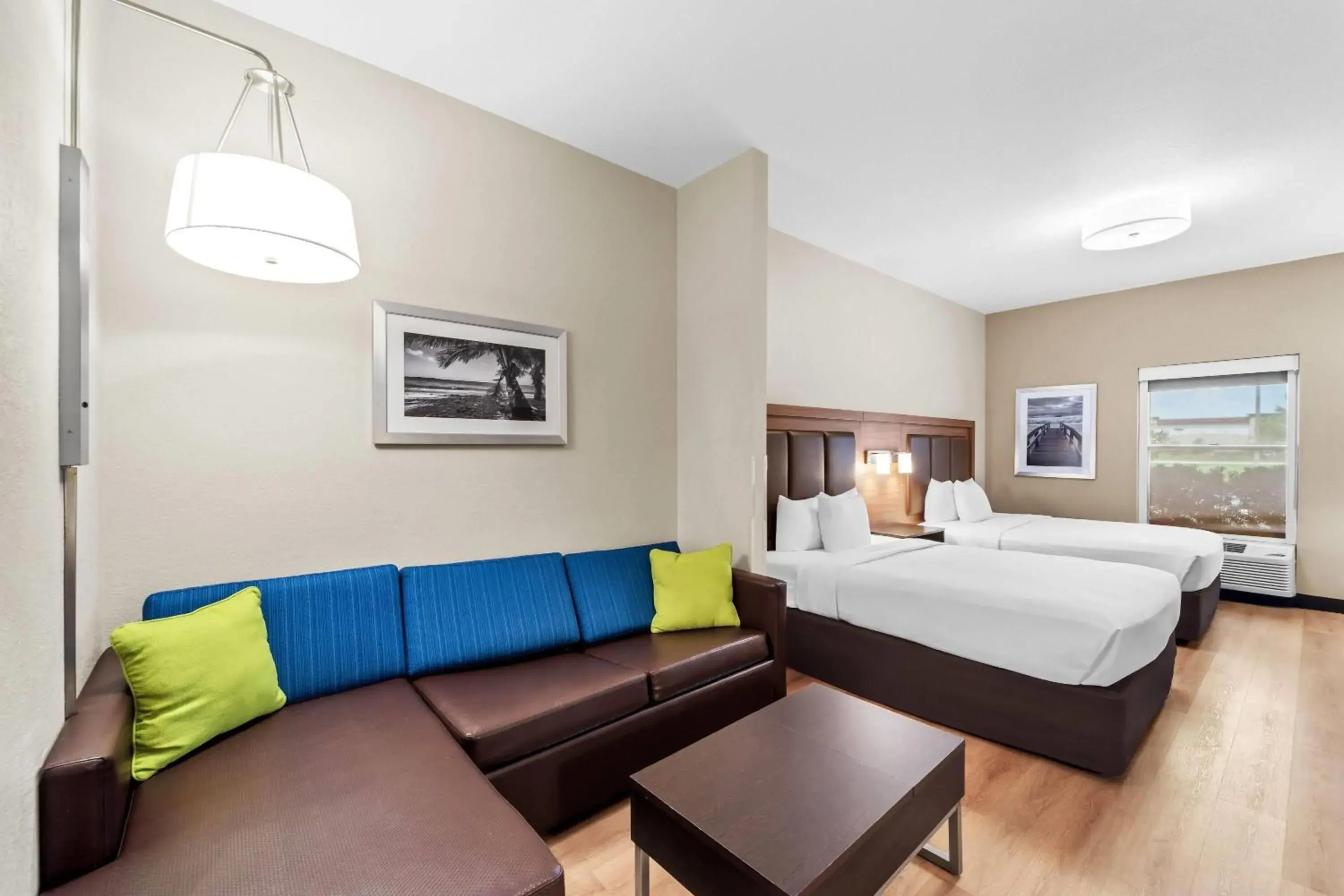 Bed in Days Inn & Suites by Wyndham Fort Myers Near JetBlue Park Bed in Days Inn & Suites by Wyndham Fort Myers Near JetBlue Park