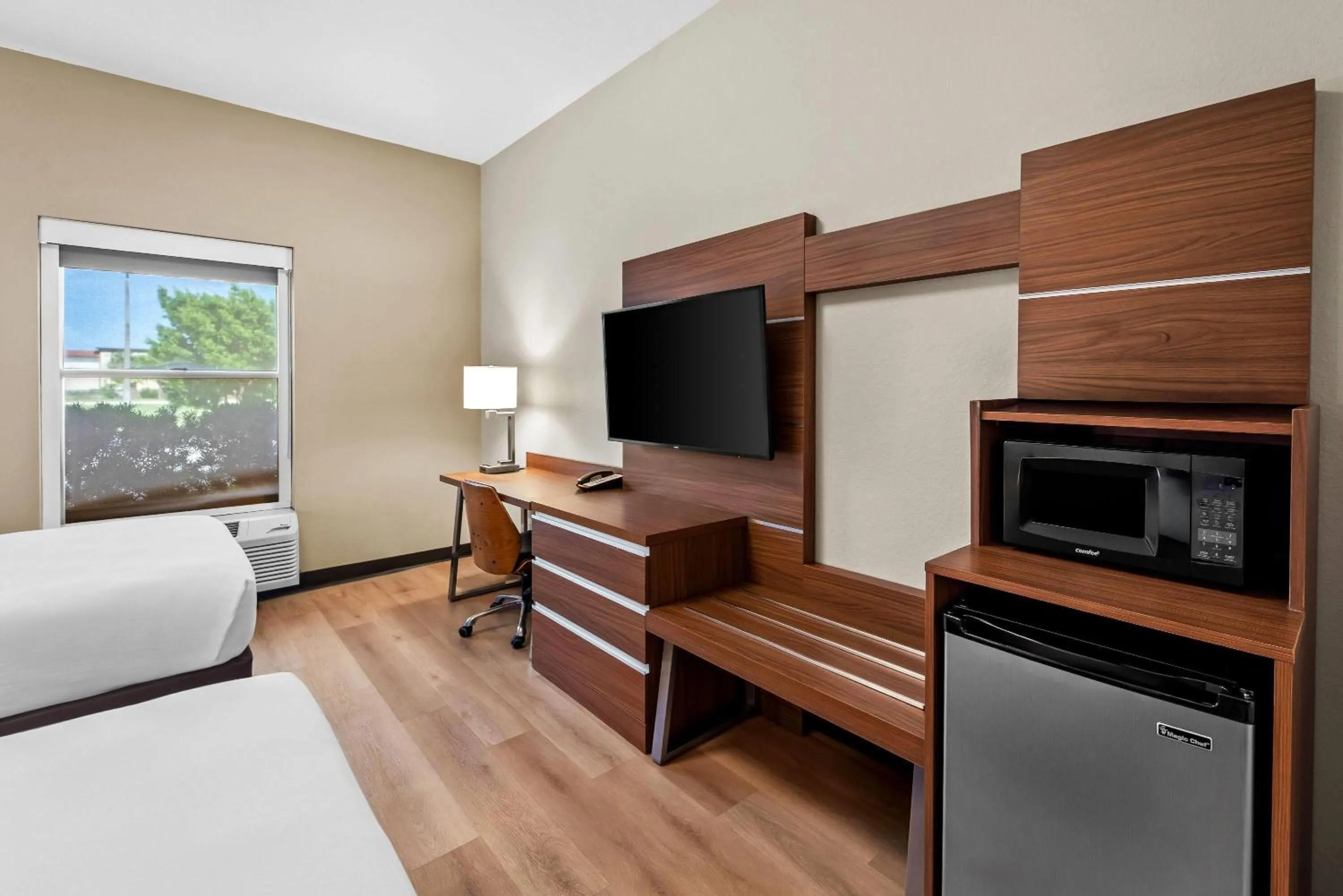 Bed in Days Inn & Suites by Wyndham Fort Myers Near JetBlue Park