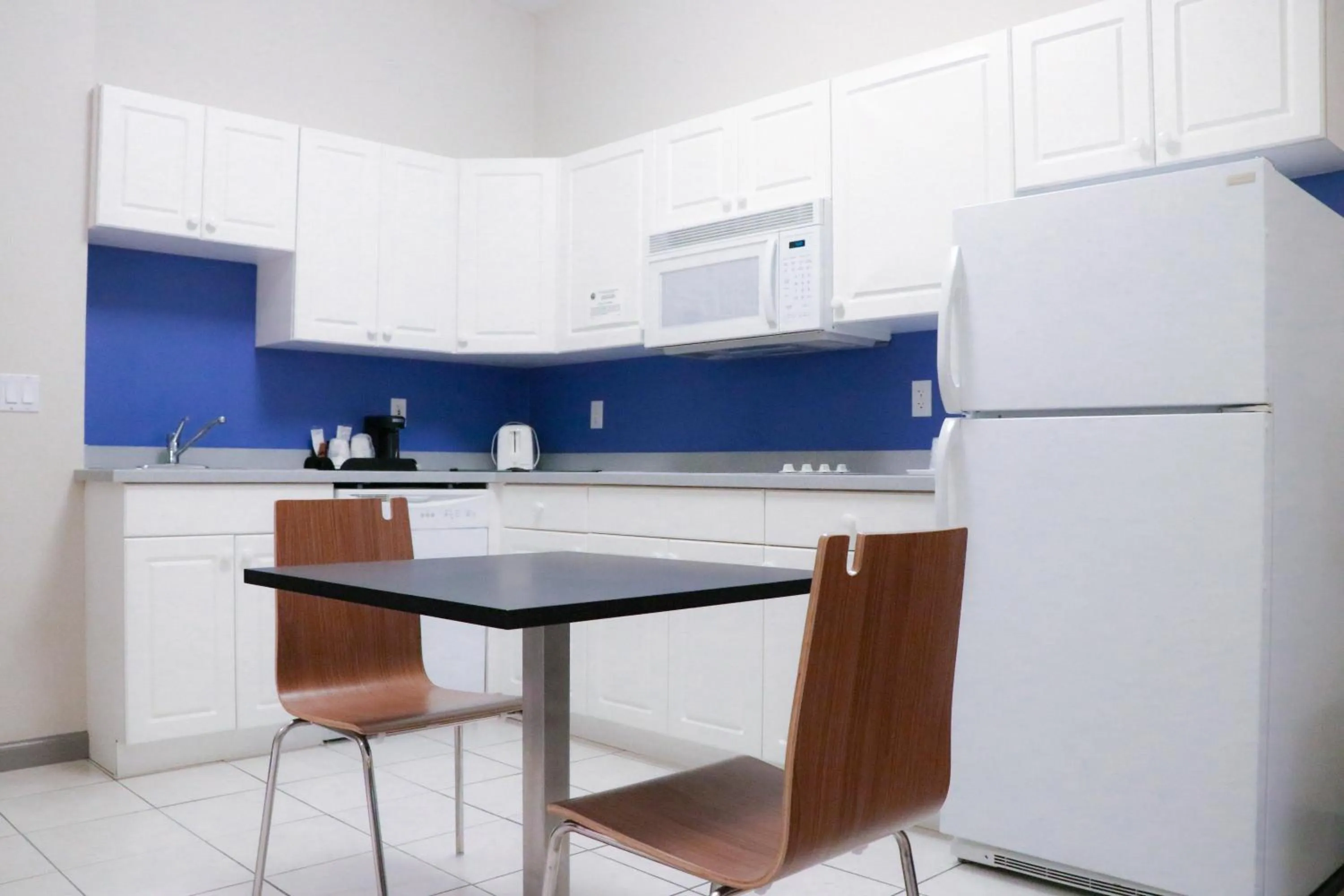Kitchen or kitchenette in Days Inn & Suites by Wyndham Fort Myers Near JetBlue Park